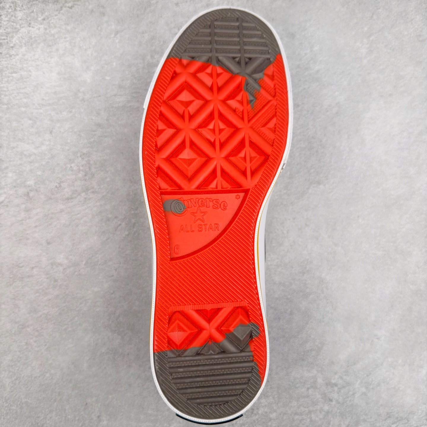 图片[9]-KENZO x Converse Hana Leopard Cypress NIGO与耐克集团的联名鞋款虽非首次问世，但双方此次携手KENZO与匡威推出的Chuck 70系列仍令人耳目一新。该系列囊括三款设计——经典高帮与两款人气低帮变奏，延续了这位日本创意总监执掌KENZO的一贯风格：大胆印花、鲜活色彩与精妙细节相映成趣。 标志性的Hana Leopard猎豹纹样贯穿全系列，为匡威百年历史注入全新印记。帆布鞋面分别呈现\\\”甜玉米黄\\\”、\\\”柏树绿\\\”及\\\”粉雾紫\\\”三种色调，既突破常规又致敬经典。特别设计的吊牌、翼形车线、撞色鞋底等细节匠心独运，鞋舌处KENZO Paris金属标牌更显奢华质感。 尺码：35 36 36.5 37 37.5 38 39 39.5 40 41 41.5 42 42.5 43 44-选品中心