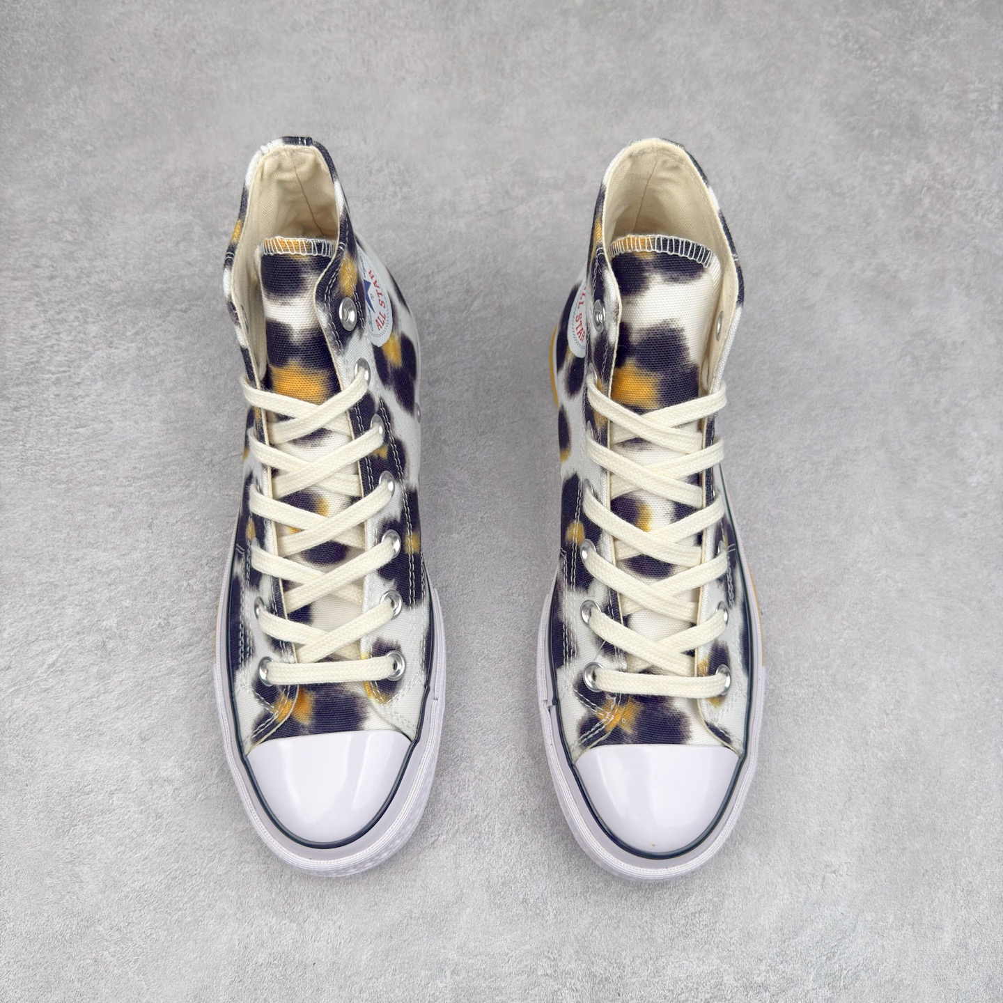 图片[2]-KENZO x Converse Hana Leopard Cypress NIGO与耐克集团的联名鞋款虽非首次问世，但双方此次携手KENZO与匡威推出的Chuck 70系列仍令人耳目一新。该系列囊括三款设计——经典高帮与两款人气低帮变奏，延续了这位日本创意总监执掌KENZO的一贯风格：大胆印花、鲜活色彩与精妙细节相映成趣。 标志性的Hana Leopard猎豹纹样贯穿全系列，为匡威百年历史注入全新印记。帆布鞋面分别呈现\\\”甜玉米黄\\\”、\\\”柏树绿\\\”及\\\”粉雾紫\\\”三种色调，既突破常规又致敬经典。特别设计的吊牌、翼形车线、撞色鞋底等细节匠心独运，鞋舌处KENZO Paris金属标牌更显奢华质感。 尺码：35 36 36.5 37 37.5 38 39 39.5 40 41 41.5 42 42.5 43 44-选品中心