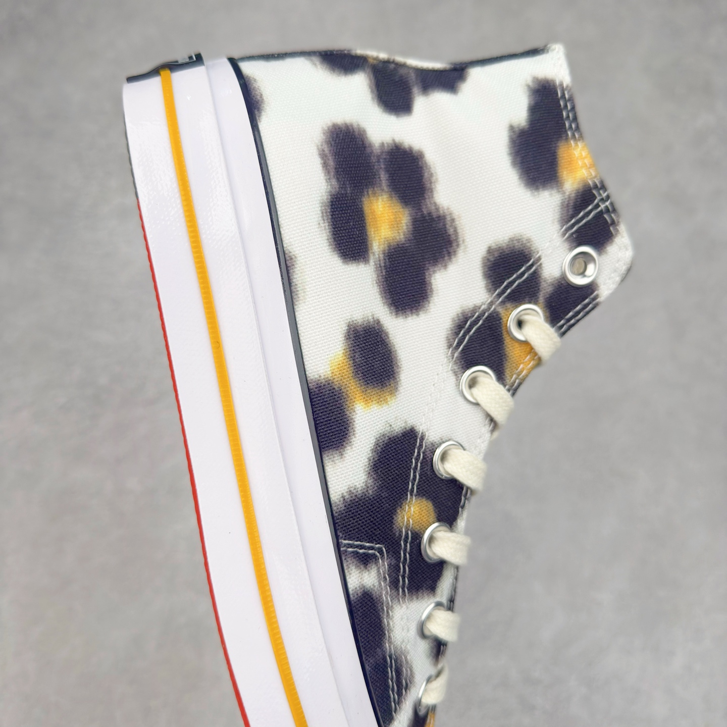 图片[6]-KENZO x Converse Hana Leopard Cypress NIGO与耐克集团的联名鞋款虽非首次问世，但双方此次携手KENZO与匡威推出的Chuck 70系列仍令人耳目一新。该系列囊括三款设计——经典高帮与两款人气低帮变奏，延续了这位日本创意总监执掌KENZO的一贯风格：大胆印花、鲜活色彩与精妙细节相映成趣。 标志性的Hana Leopard猎豹纹样贯穿全系列，为匡威百年历史注入全新印记。帆布鞋面分别呈现\\\”甜玉米黄\\\”、\\\”柏树绿\\\”及\\\”粉雾紫\\\”三种色调，既突破常规又致敬经典。特别设计的吊牌、翼形车线、撞色鞋底等细节匠心独运，鞋舌处KENZO Paris金属标牌更显奢华质感。 尺码：35 36 36.5 37 37.5 38 39 39.5 40 41 41.5 42 42.5 43 44-选品中心