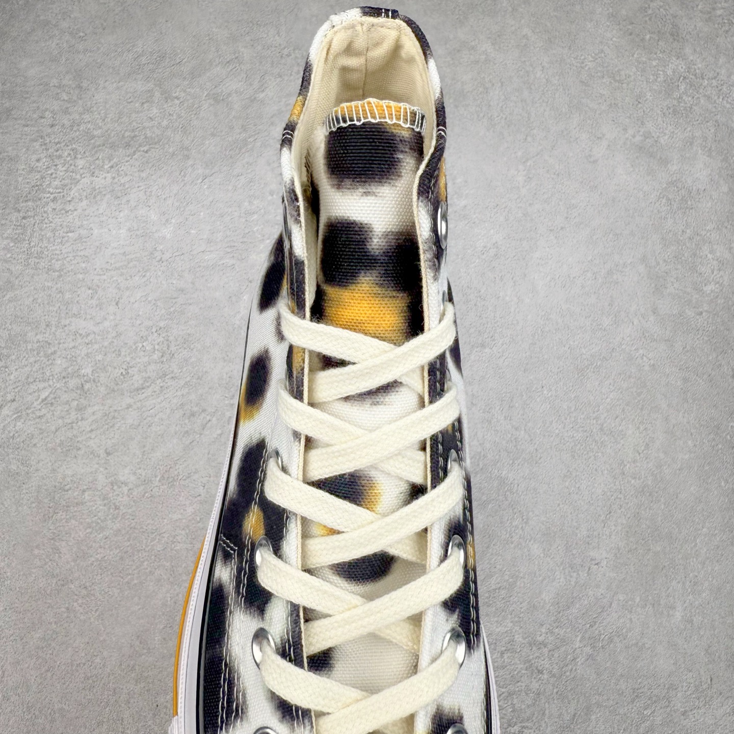 图片[5]-KENZO x Converse Hana Leopard Cypress NIGO与耐克集团的联名鞋款虽非首次问世，但双方此次携手KENZO与匡威推出的Chuck 70系列仍令人耳目一新。该系列囊括三款设计——经典高帮与两款人气低帮变奏，延续了这位日本创意总监执掌KENZO的一贯风格：大胆印花、鲜活色彩与精妙细节相映成趣。 标志性的Hana Leopard猎豹纹样贯穿全系列，为匡威百年历史注入全新印记。帆布鞋面分别呈现\\\”甜玉米黄\\\”、\\\”柏树绿\\\”及\\\”粉雾紫\\\”三种色调，既突破常规又致敬经典。特别设计的吊牌、翼形车线、撞色鞋底等细节匠心独运，鞋舌处KENZO Paris金属标牌更显奢华质感。 尺码：35 36 36.5 37 37.5 38 39 39.5 40 41 41.5 42 42.5 43 44-选品中心