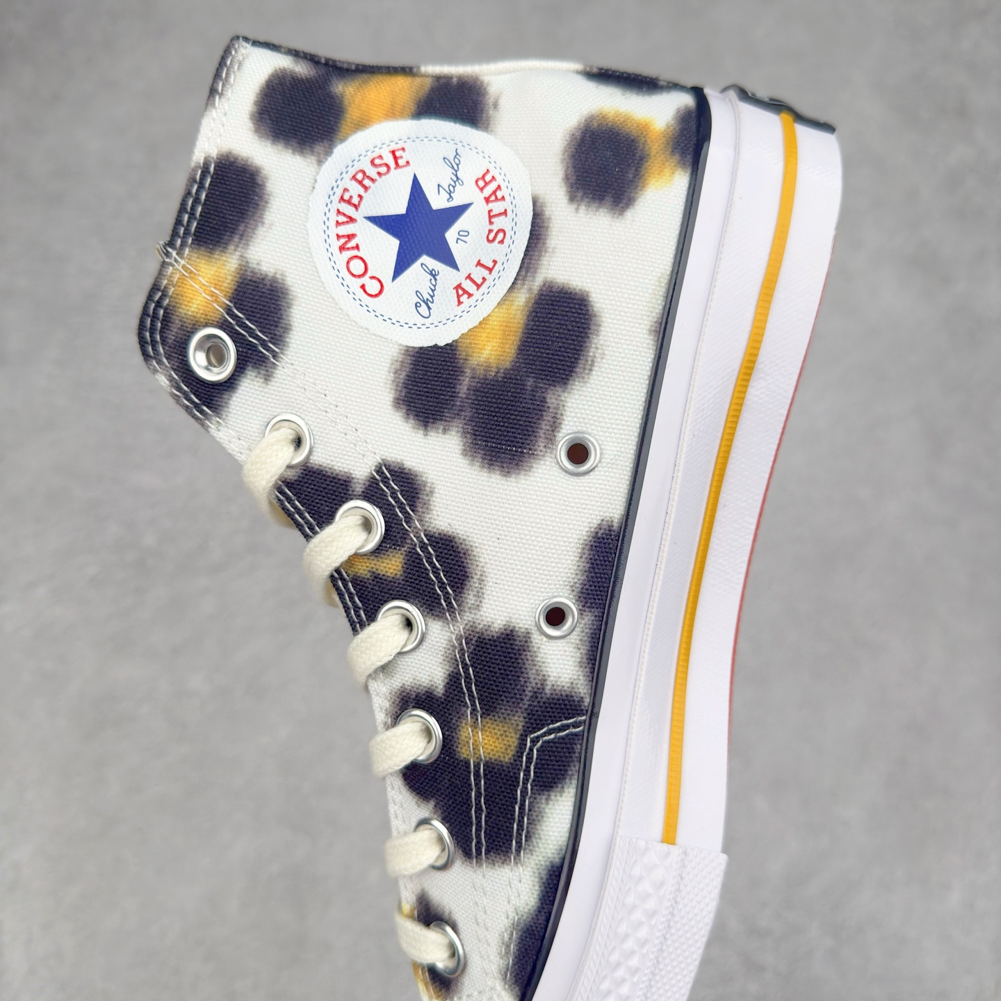 图片[7]-KENZO x Converse Hana Leopard Cypress NIGO与耐克集团的联名鞋款虽非首次问世，但双方此次携手KENZO与匡威推出的Chuck 70系列仍令人耳目一新。该系列囊括三款设计——经典高帮与两款人气低帮变奏，延续了这位日本创意总监执掌KENZO的一贯风格：大胆印花、鲜活色彩与精妙细节相映成趣。 标志性的Hana Leopard猎豹纹样贯穿全系列，为匡威百年历史注入全新印记。帆布鞋面分别呈现\\\”甜玉米黄\\\”、\\\”柏树绿\\\”及\\\”粉雾紫\\\”三种色调，既突破常规又致敬经典。特别设计的吊牌、翼形车线、撞色鞋底等细节匠心独运，鞋舌处KENZO Paris金属标牌更显奢华质感。 尺码：35 36 36.5 37 37.5 38 39 39.5 40 41 41.5 42 42.5 43 44-选品中心