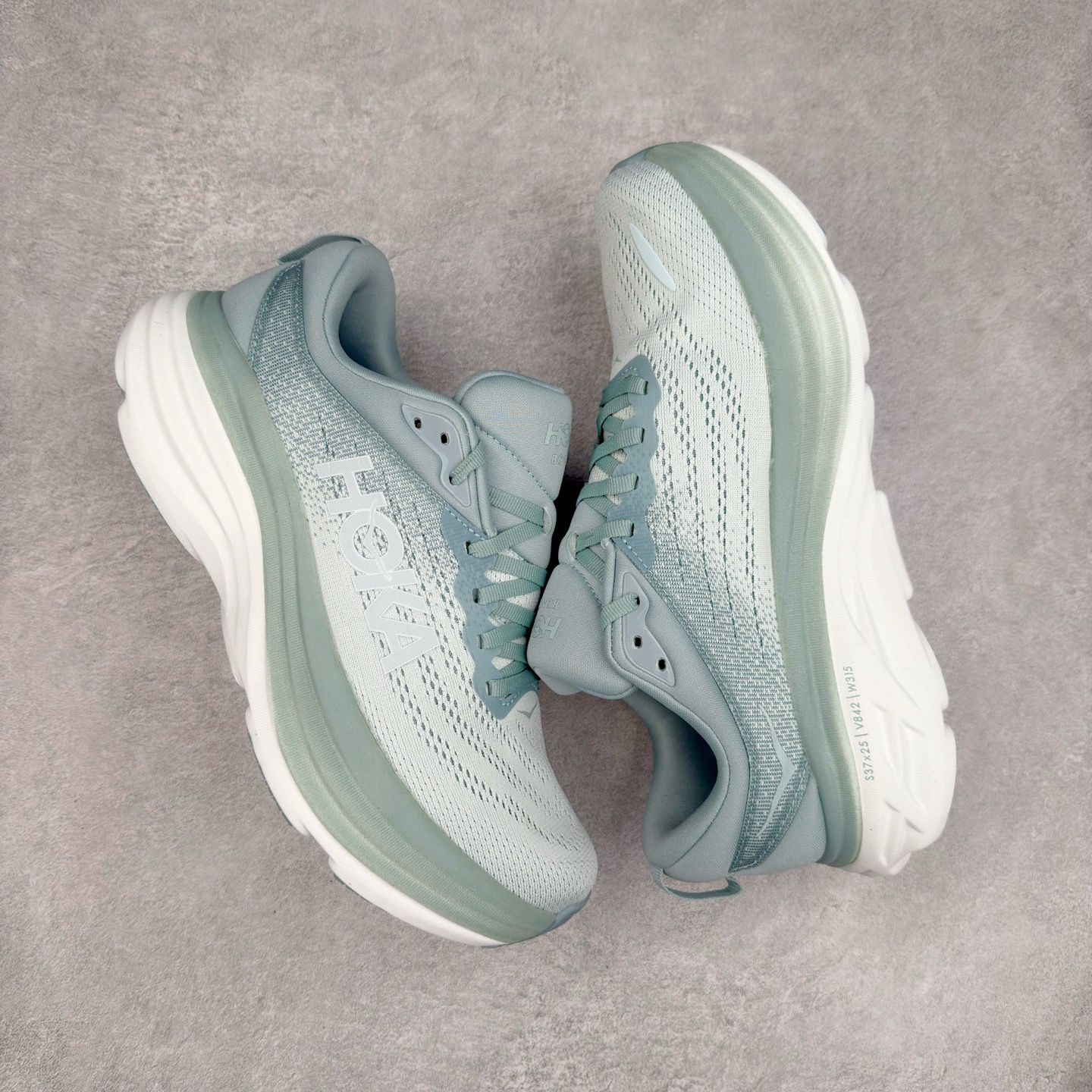 图片[3]-＃HK纯原 HOKA ONE ONE Bondi 8 邦代八代缓震网面耐磨低帮跑步鞋 原始的 Bondi 缓震和线条在这里 提供该特许经营权众所周知的柔软、平衡的乘坐体验 Bondi 使用加长的摇杆微调几何形状 以获得更大的加速度 同时由于采用碳纤维板 还可以提供更平稳的脚趾离地 尺码：36 36.5 37.5 38 38.5 39 40 40.5 41 42 42.5 43 44 44.5 45-选品中心