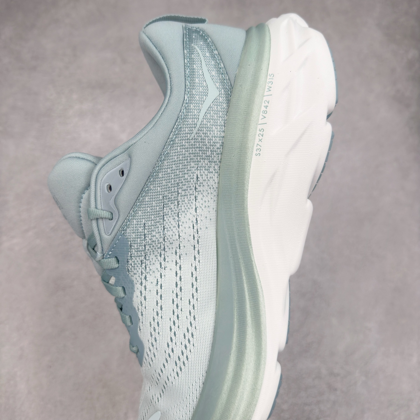 图片[7]-＃HK纯原 HOKA ONE ONE Bondi 8 邦代八代缓震网面耐磨低帮跑步鞋 原始的 Bondi 缓震和线条在这里 提供该特许经营权众所周知的柔软、平衡的乘坐体验 Bondi 使用加长的摇杆微调几何形状 以获得更大的加速度 同时由于采用碳纤维板 还可以提供更平稳的脚趾离地 尺码：36 36.5 37.5 38 38.5 39 40 40.5 41 42 42.5 43 44 44.5 45-选品中心