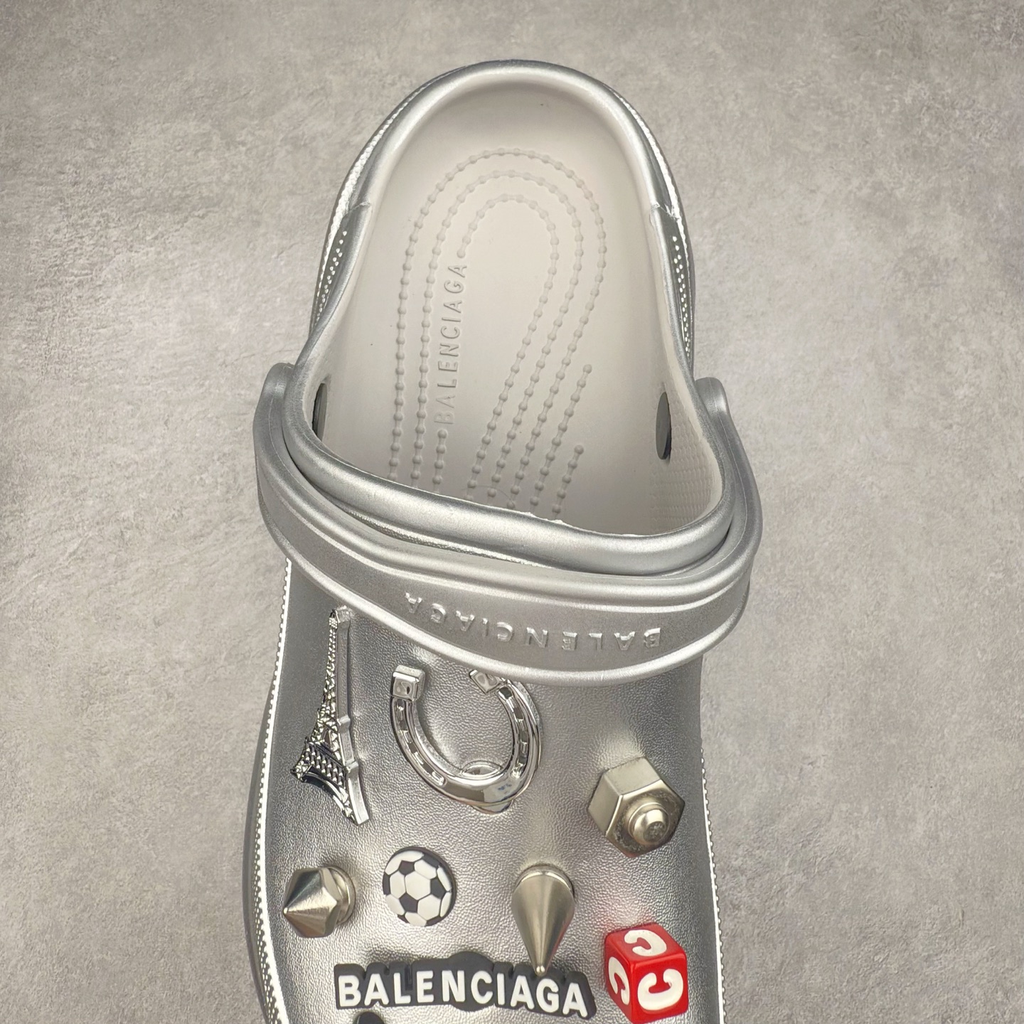 图片[5]-＃纯原 Crocs x Balenciaga 巴黎世家联名卡骆驰厚底圆头洞洞鞋 超轻Croslite专利材料打造 鞋面更加耐用易清洗 该鞋款轻盈舒适 2002年 经典克骆格诞生 秉承外形简单 穿着舒适的初衷 不断为消费者带来舒适的穿着体验 穿出“趣”味 鞋面洞洞可搭彰显个性的智必星 一鞋两穿 可调节式后跟带增添鞋身的稳固性能 放前面变成愜意舒适的凉拖 放后面行走跑跳更加稳妥 Croslite ™材料 封闭式细胞树脂 能够在体温作用下自动变形以适应脚部形状 涉水性优秀的同时易于清洁 抓地力强 不易打滑 Crocs的核心理念：轻便 灵活 全方位的舒适感 同步官方尺码：M4（36-37） M5（37-38）M6（38-39）M7（39-40）M8（41-42）M9（42-43）M10（43-44）-选品中心