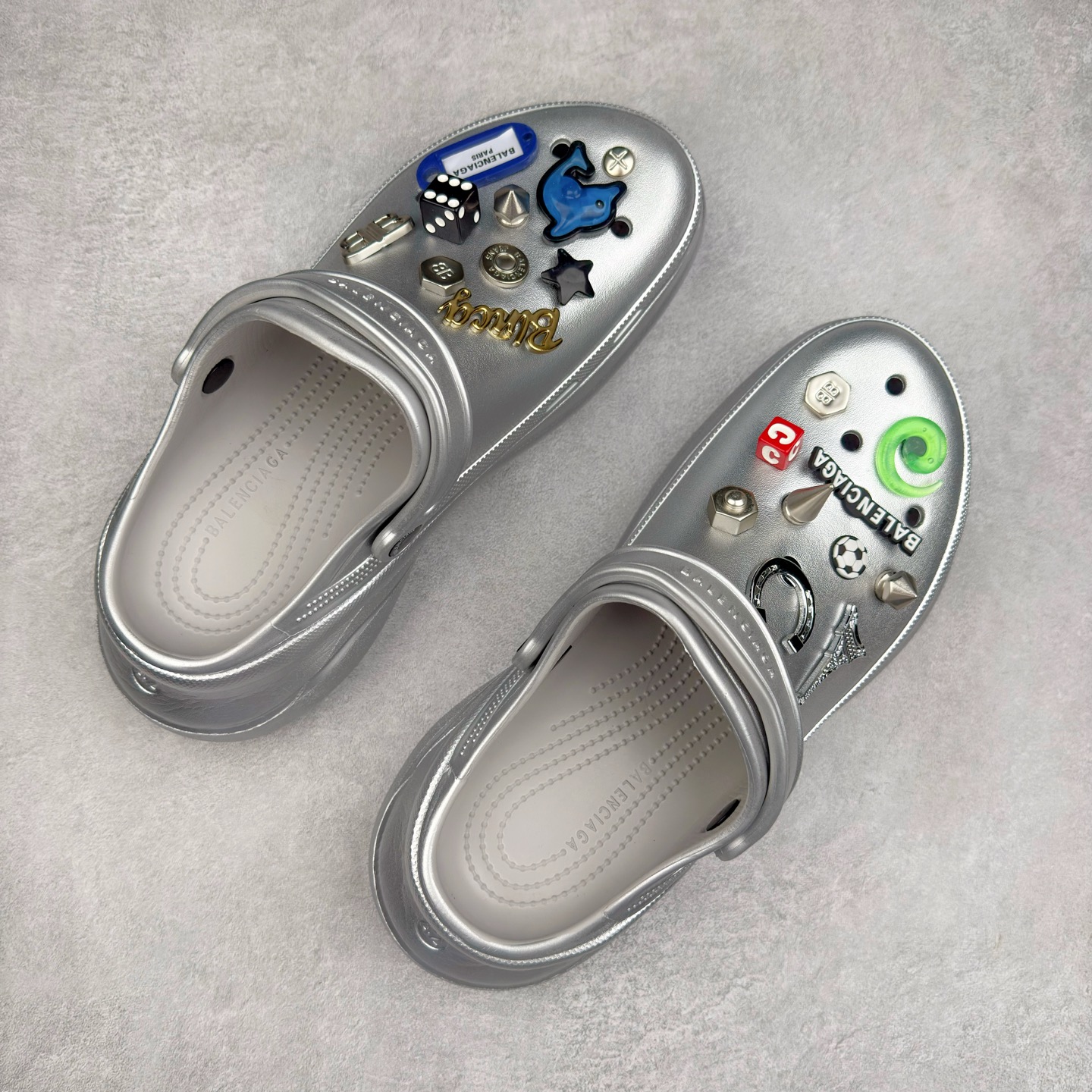 图片[3]-＃纯原 Crocs x Balenciaga 巴黎世家联名卡骆驰厚底圆头洞洞鞋 超轻Croslite专利材料打造 鞋面更加耐用易清洗 该鞋款轻盈舒适 2002年 经典克骆格诞生 秉承外形简单 穿着舒适的初衷 不断为消费者带来舒适的穿着体验 穿出“趣”味 鞋面洞洞可搭彰显个性的智必星 一鞋两穿 可调节式后跟带增添鞋身的稳固性能 放前面变成愜意舒适的凉拖 放后面行走跑跳更加稳妥 Croslite ™材料 封闭式细胞树脂 能够在体温作用下自动变形以适应脚部形状 涉水性优秀的同时易于清洁 抓地力强 不易打滑 Crocs的核心理念：轻便 灵活 全方位的舒适感 同步官方尺码：M4（36-37） M5（37-38）M6（38-39）M7（39-40）M8（41-42）M9（42-43）M10（43-44）-选品中心