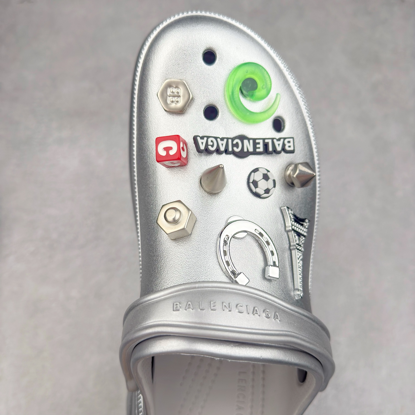 图片[4]-＃纯原 Crocs x Balenciaga 巴黎世家联名卡骆驰厚底圆头洞洞鞋 超轻Croslite专利材料打造 鞋面更加耐用易清洗 该鞋款轻盈舒适 2002年 经典克骆格诞生 秉承外形简单 穿着舒适的初衷 不断为消费者带来舒适的穿着体验 穿出“趣”味 鞋面洞洞可搭彰显个性的智必星 一鞋两穿 可调节式后跟带增添鞋身的稳固性能 放前面变成愜意舒适的凉拖 放后面行走跑跳更加稳妥 Croslite ™材料 封闭式细胞树脂 能够在体温作用下自动变形以适应脚部形状 涉水性优秀的同时易于清洁 抓地力强 不易打滑 Crocs的核心理念：轻便 灵活 全方位的舒适感 同步官方尺码：M4（36-37） M5（37-38）M6（38-39）M7（39-40）M8（41-42）M9（42-43）M10（43-44）-选品中心