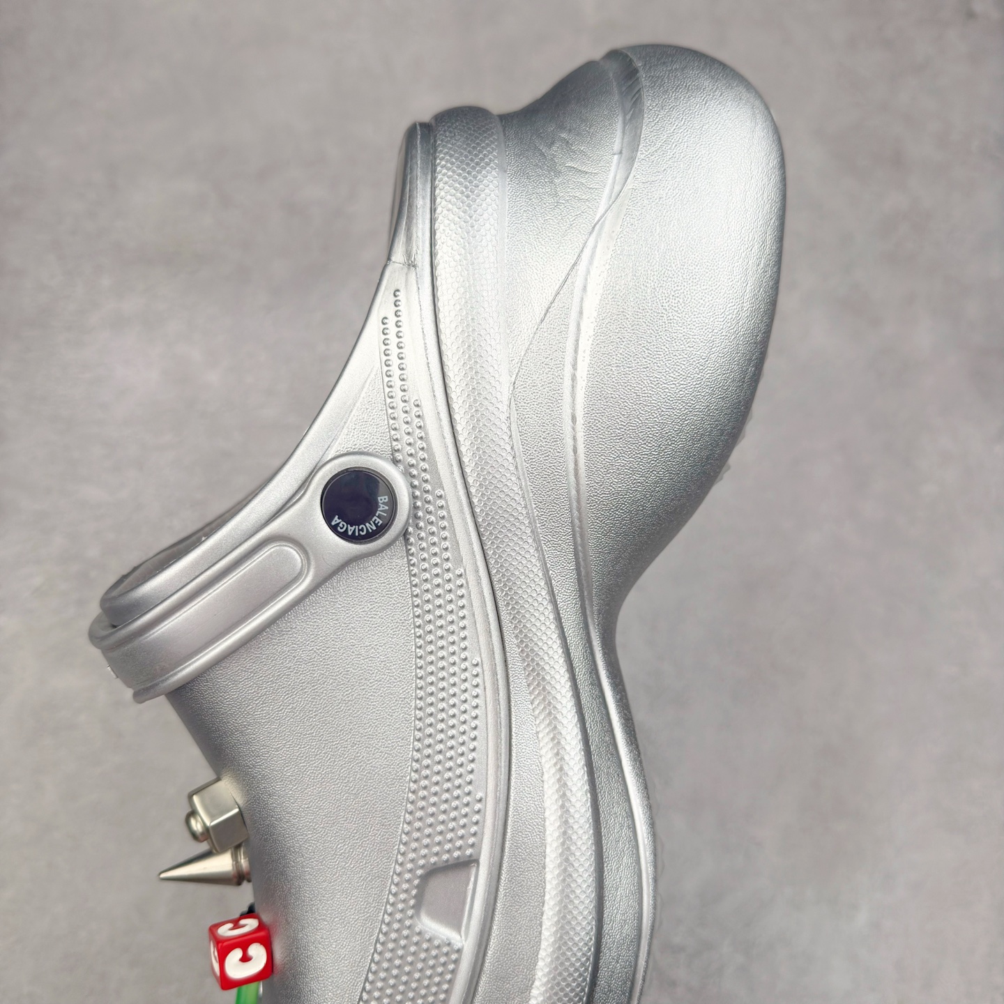 图片[7]-＃纯原 Crocs x Balenciaga 巴黎世家联名卡骆驰厚底圆头洞洞鞋 超轻Croslite专利材料打造 鞋面更加耐用易清洗 该鞋款轻盈舒适 2002年 经典克骆格诞生 秉承外形简单 穿着舒适的初衷 不断为消费者带来舒适的穿着体验 穿出“趣”味 鞋面洞洞可搭彰显个性的智必星 一鞋两穿 可调节式后跟带增添鞋身的稳固性能 放前面变成愜意舒适的凉拖 放后面行走跑跳更加稳妥 Croslite ™材料 封闭式细胞树脂 能够在体温作用下自动变形以适应脚部形状 涉水性优秀的同时易于清洁 抓地力强 不易打滑 Crocs的核心理念：轻便 灵活 全方位的舒适感 同步官方尺码：M4（36-37） M5（37-38）M6（38-39）M7（39-40）M8（41-42）M9（42-43）M10（43-44）-选品中心