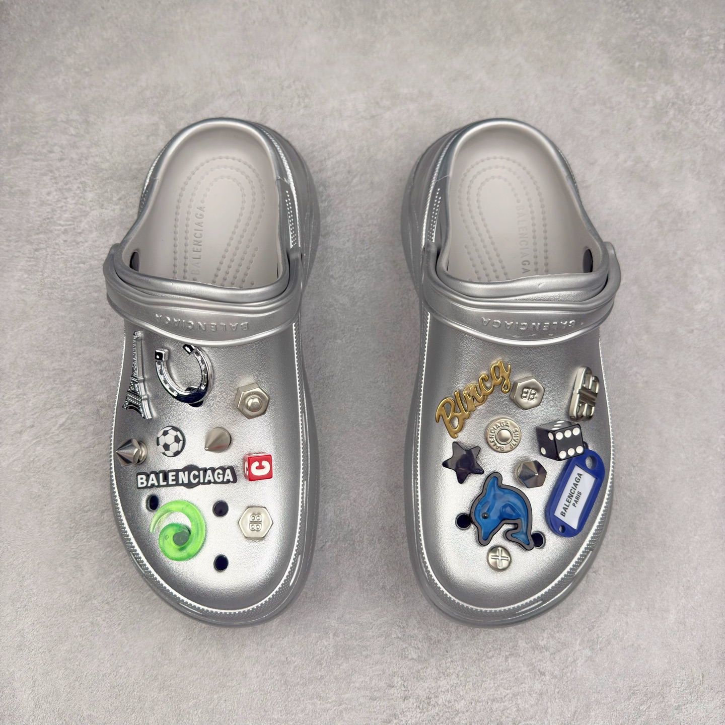 图片[2]-＃纯原 Crocs x Balenciaga 巴黎世家联名卡骆驰厚底圆头洞洞鞋 超轻Croslite专利材料打造 鞋面更加耐用易清洗 该鞋款轻盈舒适 2002年 经典克骆格诞生 秉承外形简单 穿着舒适的初衷 不断为消费者带来舒适的穿着体验 穿出“趣”味 鞋面洞洞可搭彰显个性的智必星 一鞋两穿 可调节式后跟带增添鞋身的稳固性能 放前面变成愜意舒适的凉拖 放后面行走跑跳更加稳妥 Croslite ™材料 封闭式细胞树脂 能够在体温作用下自动变形以适应脚部形状 涉水性优秀的同时易于清洁 抓地力强 不易打滑 Crocs的核心理念：轻便 灵活 全方位的舒适感 同步官方尺码：M4（36-37） M5（37-38）M6（38-39）M7（39-40）M8（41-42）M9（42-43）M10（43-44）-选品中心