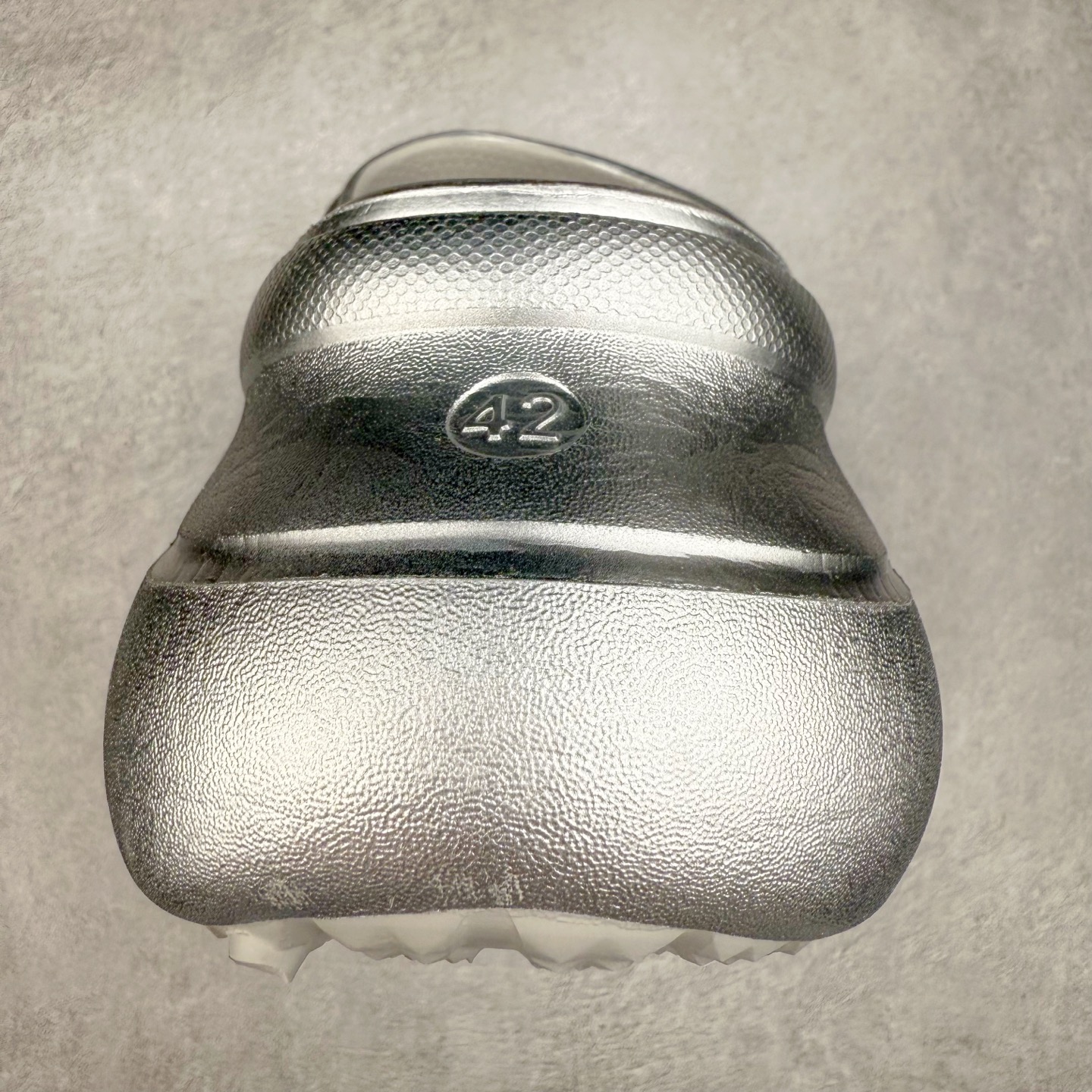 图片[8]-＃纯原 Crocs x Balenciaga 巴黎世家联名卡骆驰厚底圆头洞洞鞋 超轻Croslite专利材料打造 鞋面更加耐用易清洗 该鞋款轻盈舒适 2002年 经典克骆格诞生 秉承外形简单 穿着舒适的初衷 不断为消费者带来舒适的穿着体验 穿出“趣”味 鞋面洞洞可搭彰显个性的智必星 一鞋两穿 可调节式后跟带增添鞋身的稳固性能 放前面变成愜意舒适的凉拖 放后面行走跑跳更加稳妥 Croslite ™材料 封闭式细胞树脂 能够在体温作用下自动变形以适应脚部形状 涉水性优秀的同时易于清洁 抓地力强 不易打滑 Crocs的核心理念：轻便 灵活 全方位的舒适感 同步官方尺码：M4（36-37） M5（37-38）M6（38-39）M7（39-40）M8（41-42）M9（42-43）M10（43-44）-选品中心