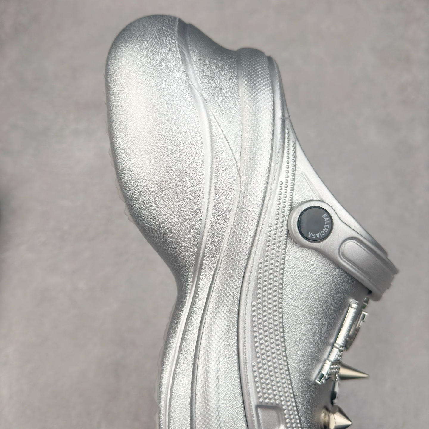 图片[6]-＃纯原 Crocs x Balenciaga 巴黎世家联名卡骆驰厚底圆头洞洞鞋 超轻Croslite专利材料打造 鞋面更加耐用易清洗 该鞋款轻盈舒适 2002年 经典克骆格诞生 秉承外形简单 穿着舒适的初衷 不断为消费者带来舒适的穿着体验 穿出“趣”味 鞋面洞洞可搭彰显个性的智必星 一鞋两穿 可调节式后跟带增添鞋身的稳固性能 放前面变成愜意舒适的凉拖 放后面行走跑跳更加稳妥 Croslite ™材料 封闭式细胞树脂 能够在体温作用下自动变形以适应脚部形状 涉水性优秀的同时易于清洁 抓地力强 不易打滑 Crocs的核心理念：轻便 灵活 全方位的舒适感 同步官方尺码：M4（36-37） M5（37-38）M6（38-39）M7（39-40）M8（41-42）M9（42-43）M10（43-44）-选品中心