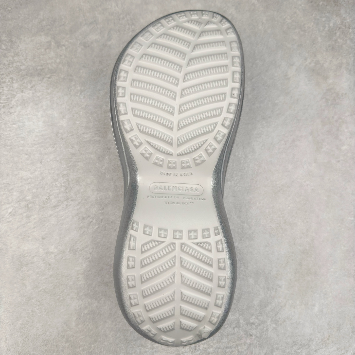 图片[9]-＃纯原 Crocs x Balenciaga 巴黎世家联名卡骆驰厚底圆头洞洞鞋 超轻Croslite专利材料打造 鞋面更加耐用易清洗 该鞋款轻盈舒适 2002年 经典克骆格诞生 秉承外形简单 穿着舒适的初衷 不断为消费者带来舒适的穿着体验 穿出“趣”味 鞋面洞洞可搭彰显个性的智必星 一鞋两穿 可调节式后跟带增添鞋身的稳固性能 放前面变成愜意舒适的凉拖 放后面行走跑跳更加稳妥 Croslite ™材料 封闭式细胞树脂 能够在体温作用下自动变形以适应脚部形状 涉水性优秀的同时易于清洁 抓地力强 不易打滑 Crocs的核心理念：轻便 灵活 全方位的舒适感 同步官方尺码：M4（36-37） M5（37-38）M6（38-39）M7（39-40）M8（41-42）M9（42-43）M10（43-44）-选品中心