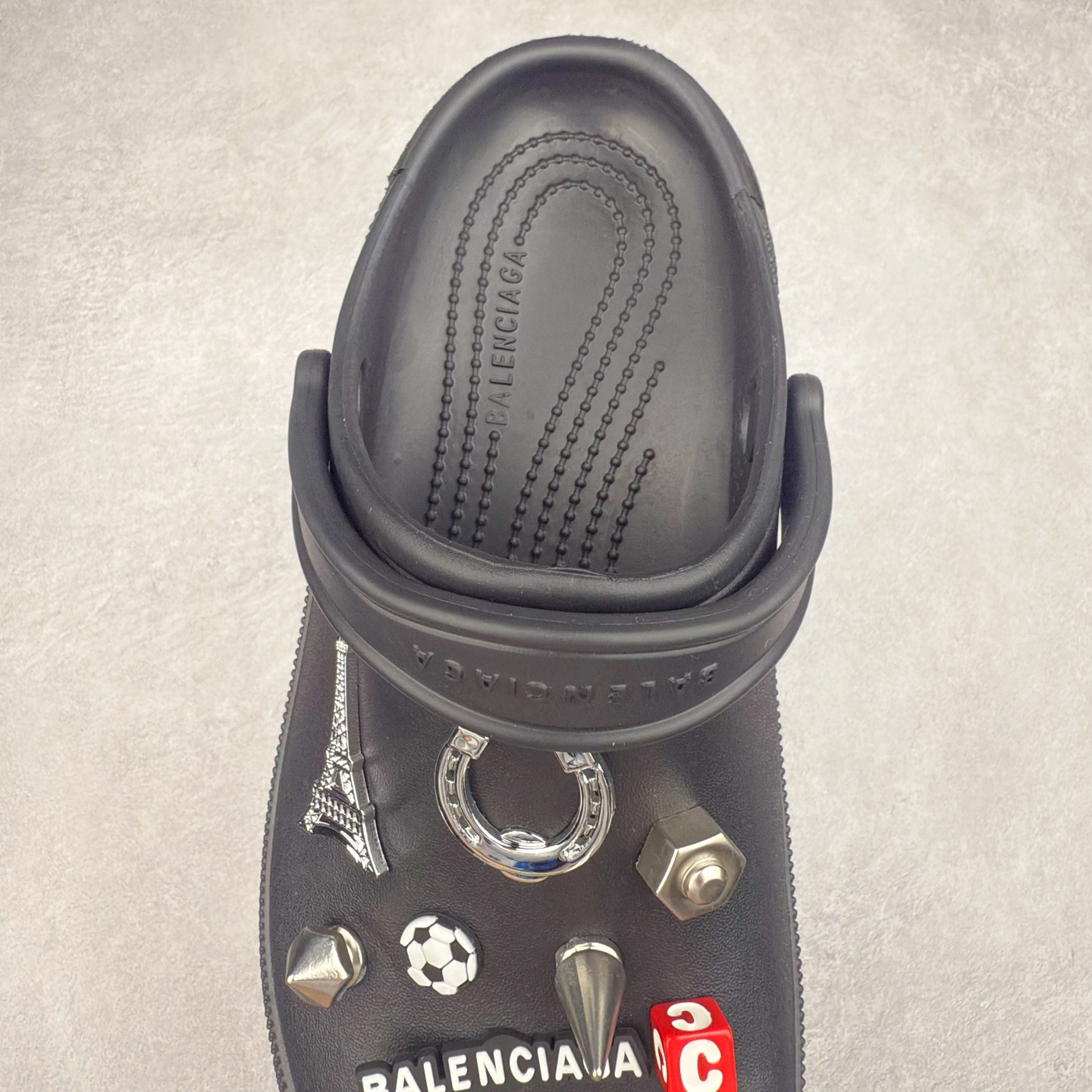 图片[5]-＃纯原 Crocs x Balenciaga 巴黎世家联名卡骆驰厚底圆头洞洞鞋 超轻Croslite专利材料打造 鞋面更加耐用易清洗 该鞋款轻盈舒适 2002年 经典克骆格诞生 秉承外形简单 穿着舒适的初衷 不断为消费者带来舒适的穿着体验 穿出“趣”味 鞋面洞洞可搭彰显个性的智必星 一鞋两穿 可调节式后跟带增添鞋身的稳固性能 放前面变成愜意舒适的凉拖 放后面行走跑跳更加稳妥 Croslite ™材料 封闭式细胞树脂 能够在体温作用下自动变形以适应脚部形状 涉水性优秀的同时易于清洁 抓地力强 不易打滑 Crocs的核心理念：轻便 灵活 全方位的舒适感 同步官方尺码：M4（36-37） M5（37-38）M6（38-39）M7（39-40）M8（41-42）M9（42-43）M10（43-44）-选品中心