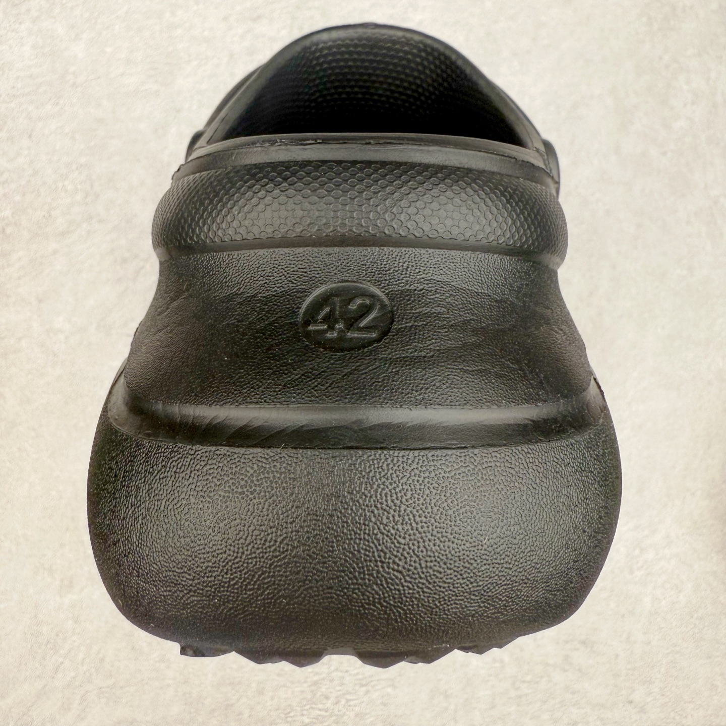 图片[8]-＃纯原 Crocs x Balenciaga 巴黎世家联名卡骆驰厚底圆头洞洞鞋 超轻Croslite专利材料打造 鞋面更加耐用易清洗 该鞋款轻盈舒适 2002年 经典克骆格诞生 秉承外形简单 穿着舒适的初衷 不断为消费者带来舒适的穿着体验 穿出“趣”味 鞋面洞洞可搭彰显个性的智必星 一鞋两穿 可调节式后跟带增添鞋身的稳固性能 放前面变成愜意舒适的凉拖 放后面行走跑跳更加稳妥 Croslite ™材料 封闭式细胞树脂 能够在体温作用下自动变形以适应脚部形状 涉水性优秀的同时易于清洁 抓地力强 不易打滑 Crocs的核心理念：轻便 灵活 全方位的舒适感 同步官方尺码：M4（36-37） M5（37-38）M6（38-39）M7（39-40）M8（41-42）M9（42-43）M10（43-44）-选品中心