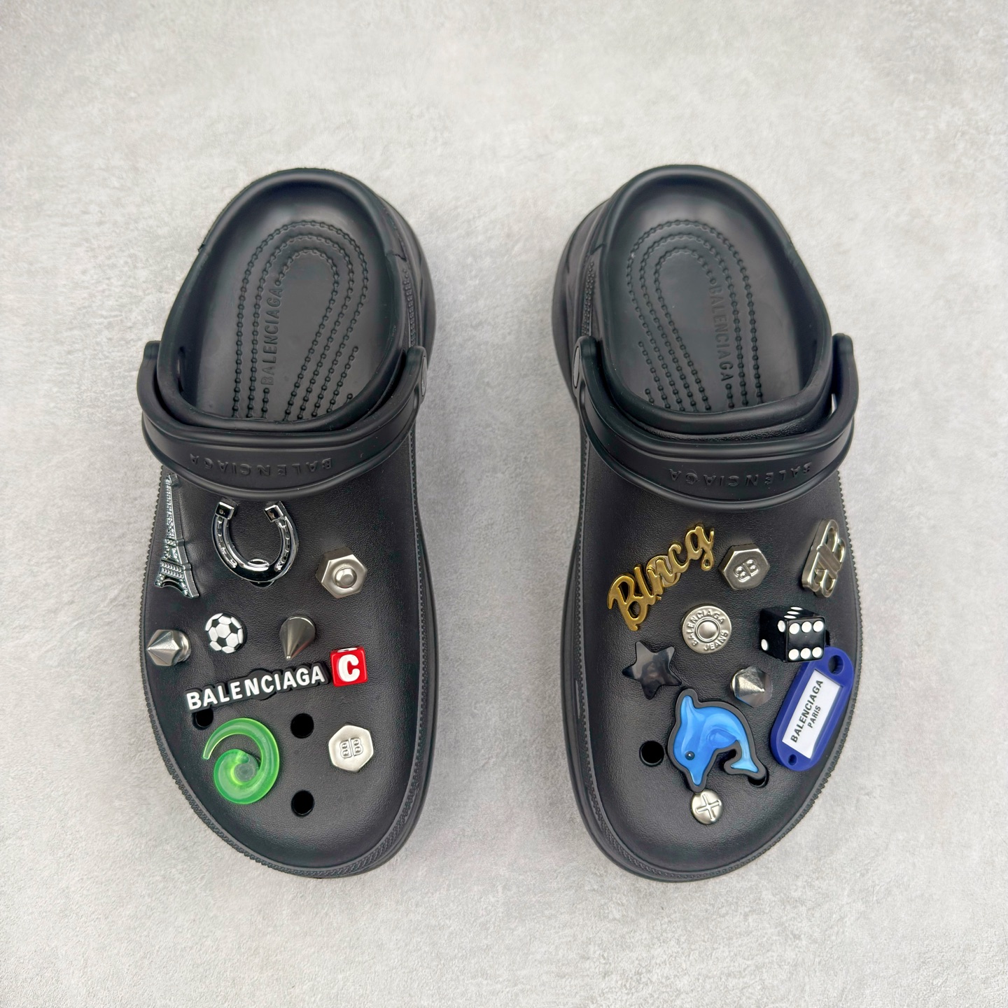 图片[2]-＃纯原 Crocs x Balenciaga 巴黎世家联名卡骆驰厚底圆头洞洞鞋 超轻Croslite专利材料打造 鞋面更加耐用易清洗 该鞋款轻盈舒适 2002年 经典克骆格诞生 秉承外形简单 穿着舒适的初衷 不断为消费者带来舒适的穿着体验 穿出“趣”味 鞋面洞洞可搭彰显个性的智必星 一鞋两穿 可调节式后跟带增添鞋身的稳固性能 放前面变成愜意舒适的凉拖 放后面行走跑跳更加稳妥 Croslite ™材料 封闭式细胞树脂 能够在体温作用下自动变形以适应脚部形状 涉水性优秀的同时易于清洁 抓地力强 不易打滑 Crocs的核心理念：轻便 灵活 全方位的舒适感 同步官方尺码：M4（36-37） M5（37-38）M6（38-39）M7（39-40）M8（41-42）M9（42-43）M10（43-44）-选品中心