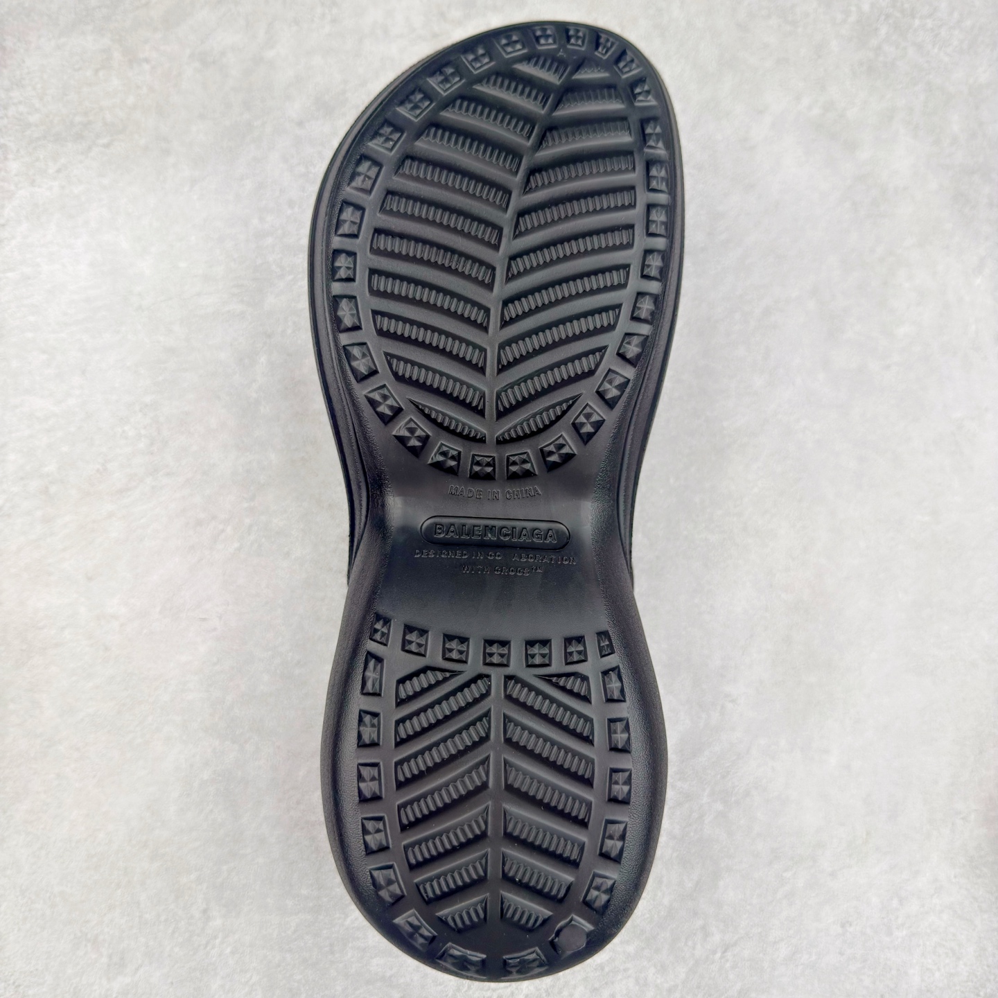 图片[9]-＃纯原 Crocs x Balenciaga 巴黎世家联名卡骆驰厚底圆头洞洞鞋 超轻Croslite专利材料打造 鞋面更加耐用易清洗 该鞋款轻盈舒适 2002年 经典克骆格诞生 秉承外形简单 穿着舒适的初衷 不断为消费者带来舒适的穿着体验 穿出“趣”味 鞋面洞洞可搭彰显个性的智必星 一鞋两穿 可调节式后跟带增添鞋身的稳固性能 放前面变成愜意舒适的凉拖 放后面行走跑跳更加稳妥 Croslite ™材料 封闭式细胞树脂 能够在体温作用下自动变形以适应脚部形状 涉水性优秀的同时易于清洁 抓地力强 不易打滑 Crocs的核心理念：轻便 灵活 全方位的舒适感 同步官方尺码：M4（36-37） M5（37-38）M6（38-39）M7（39-40）M8（41-42）M9（42-43）M10（43-44）-选品中心