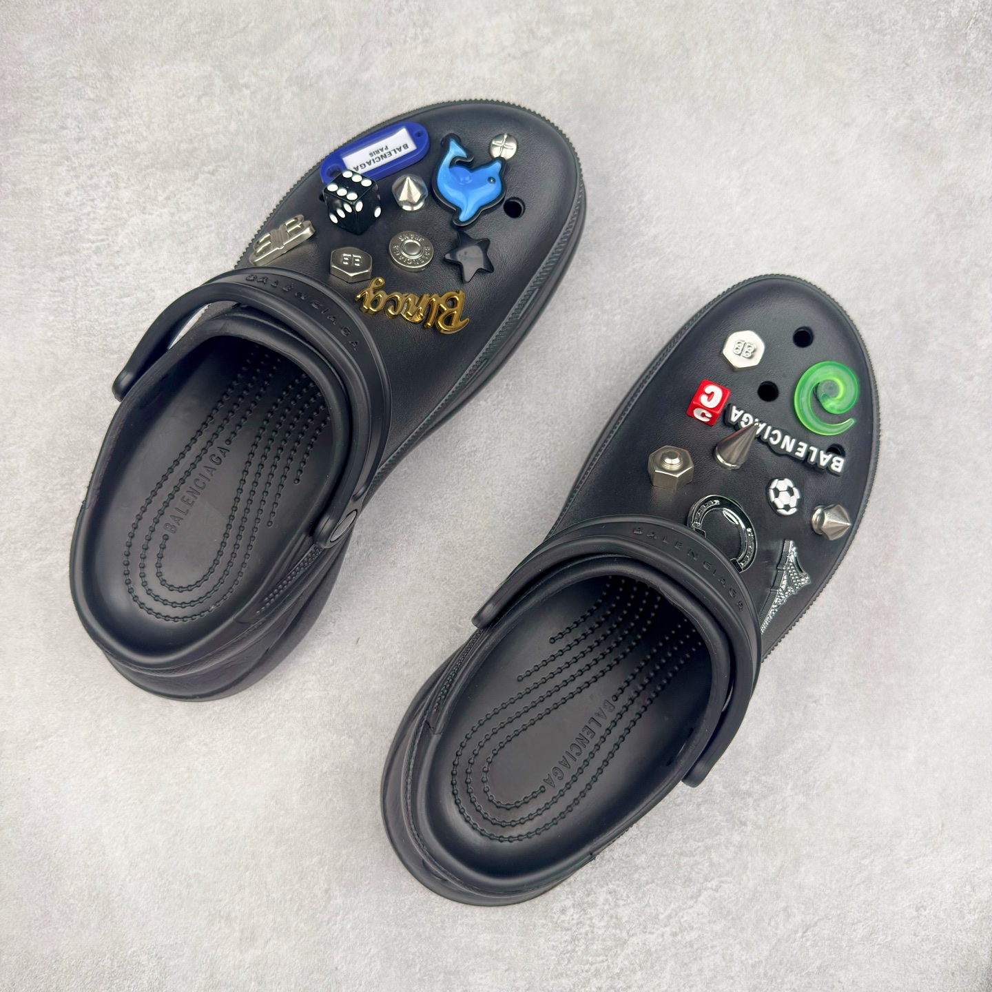 图片[3]-＃纯原 Crocs x Balenciaga 巴黎世家联名卡骆驰厚底圆头洞洞鞋 超轻Croslite专利材料打造 鞋面更加耐用易清洗 该鞋款轻盈舒适 2002年 经典克骆格诞生 秉承外形简单 穿着舒适的初衷 不断为消费者带来舒适的穿着体验 穿出“趣”味 鞋面洞洞可搭彰显个性的智必星 一鞋两穿 可调节式后跟带增添鞋身的稳固性能 放前面变成愜意舒适的凉拖 放后面行走跑跳更加稳妥 Croslite ™材料 封闭式细胞树脂 能够在体温作用下自动变形以适应脚部形状 涉水性优秀的同时易于清洁 抓地力强 不易打滑 Crocs的核心理念：轻便 灵活 全方位的舒适感 同步官方尺码：M4（36-37） M5（37-38）M6（38-39）M7（39-40）M8（41-42）M9（42-43）M10（43-44）-选品中心