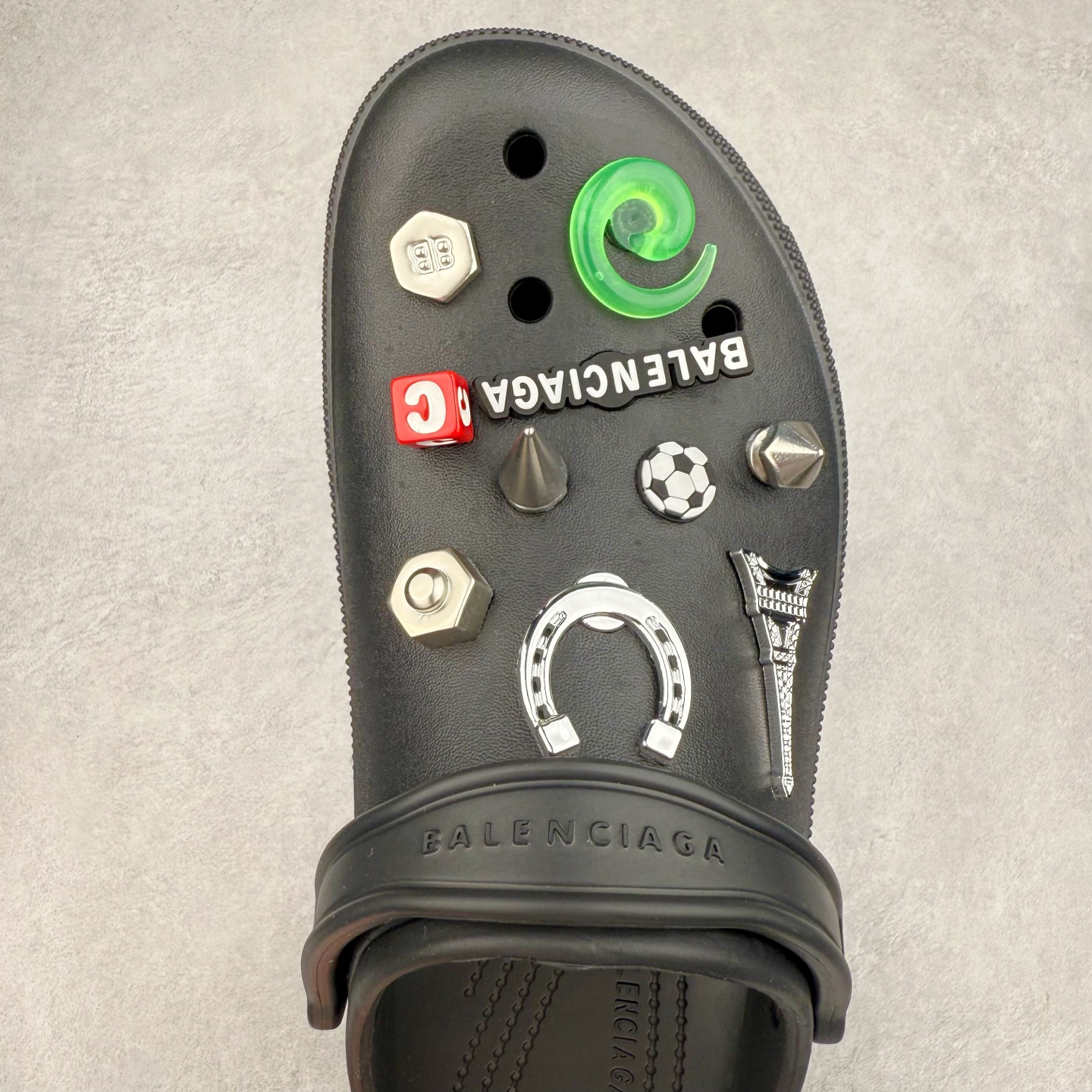 图片[4]-＃纯原 Crocs x Balenciaga 巴黎世家联名卡骆驰厚底圆头洞洞鞋 超轻Croslite专利材料打造 鞋面更加耐用易清洗 该鞋款轻盈舒适 2002年 经典克骆格诞生 秉承外形简单 穿着舒适的初衷 不断为消费者带来舒适的穿着体验 穿出“趣”味 鞋面洞洞可搭彰显个性的智必星 一鞋两穿 可调节式后跟带增添鞋身的稳固性能 放前面变成愜意舒适的凉拖 放后面行走跑跳更加稳妥 Croslite ™材料 封闭式细胞树脂 能够在体温作用下自动变形以适应脚部形状 涉水性优秀的同时易于清洁 抓地力强 不易打滑 Crocs的核心理念：轻便 灵活 全方位的舒适感 同步官方尺码：M4（36-37） M5（37-38）M6（38-39）M7（39-40）M8（41-42）M9（42-43）M10（43-44）-选品中心