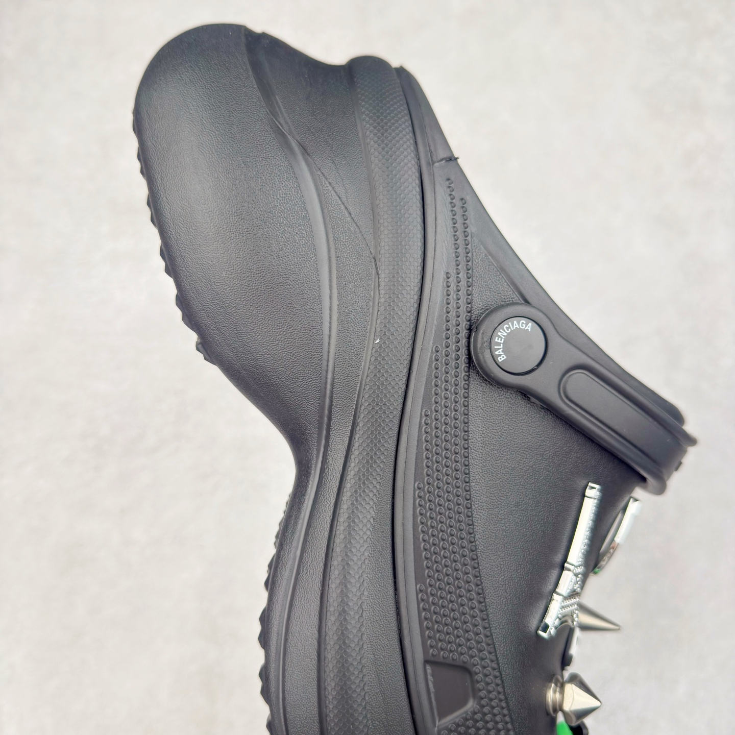 图片[6]-＃纯原 Crocs x Balenciaga 巴黎世家联名卡骆驰厚底圆头洞洞鞋 超轻Croslite专利材料打造 鞋面更加耐用易清洗 该鞋款轻盈舒适 2002年 经典克骆格诞生 秉承外形简单 穿着舒适的初衷 不断为消费者带来舒适的穿着体验 穿出“趣”味 鞋面洞洞可搭彰显个性的智必星 一鞋两穿 可调节式后跟带增添鞋身的稳固性能 放前面变成愜意舒适的凉拖 放后面行走跑跳更加稳妥 Croslite ™材料 封闭式细胞树脂 能够在体温作用下自动变形以适应脚部形状 涉水性优秀的同时易于清洁 抓地力强 不易打滑 Crocs的核心理念：轻便 灵活 全方位的舒适感 同步官方尺码：M4（36-37） M5（37-38）M6（38-39）M7（39-40）M8（41-42）M9（42-43）M10（43-44）-选品中心