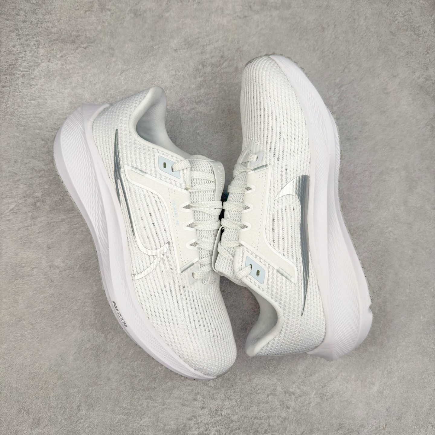 图片[3]-＃TG纯原 NK Zoom Pegasus 飞马40代马拉松系列网面透气缓震疾速跑鞋 独家渠道 市面未流通批次 奥莱直播间499 599一样的东西 碾压市面现存所有版本 公司一样的东西 超值回馈 帮你省钱 拥有 Zoom Air 一如既往的稳定感和流畅感 鞋面采用工程网眼设计 为特定高热区域营造出色透气性 进一步增加鞋面的穿孔数量 让足部能够快速散热 中足搭配 Flywire 飞线 在高速运动时营造舒适稳定的贴合感 内置Zoon气垫加持 动力十足 尺码：36 36.5 37.5 38 38.5 39 40 40.5 41 42 42.5 43 44 44.5 45-选品中心