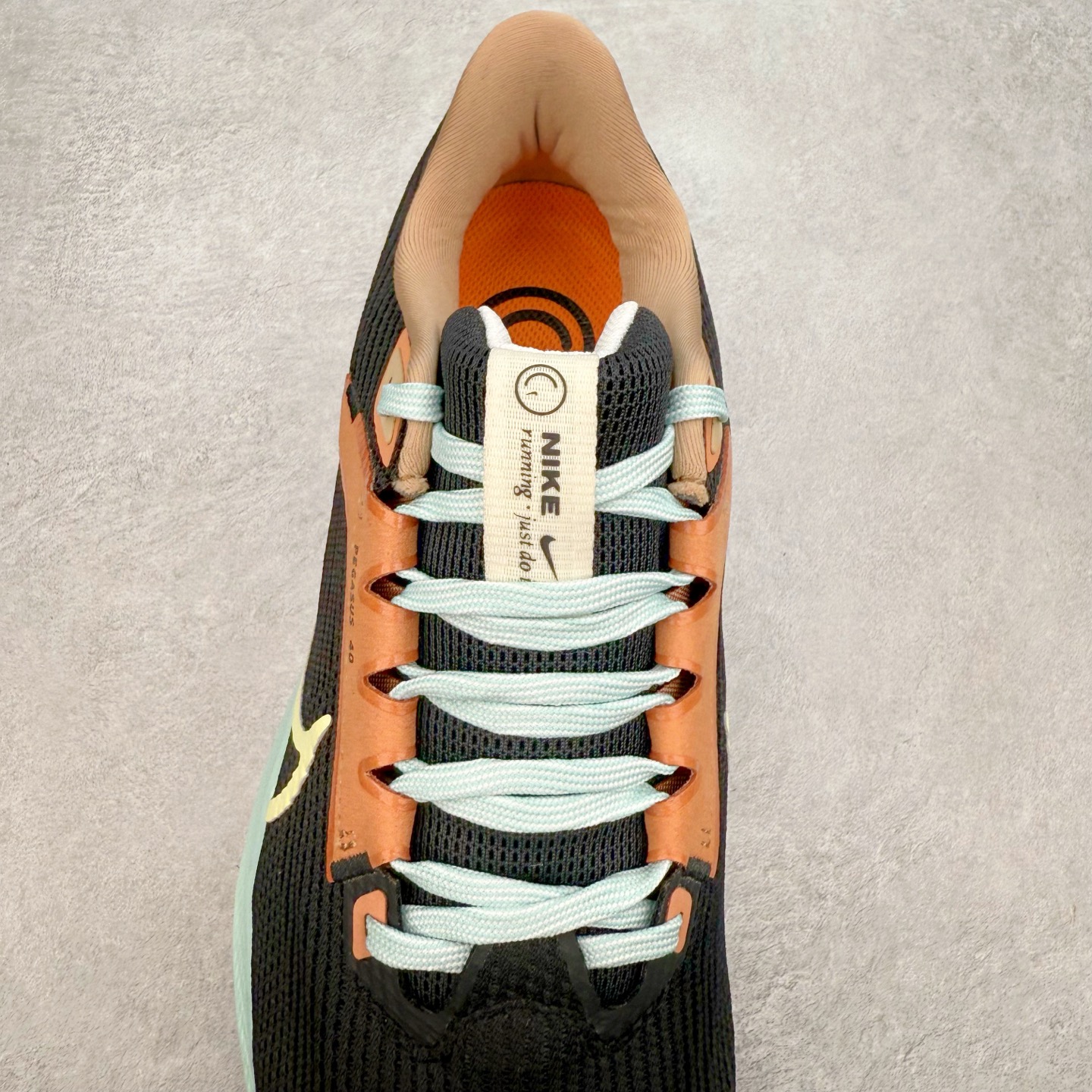 图片[5]-＃TG纯原 NK Zoom Pegasus 飞马40代马拉松系列网面透气缓震疾速跑鞋 独家渠道 市面未流通批次 奥莱直播间499 599一样的东西 碾压市面现存所有版本 公司一样的东西 超值回馈 帮你省钱 拥有 Zoom Air 一如既往的稳定感和流畅感 鞋面采用工程网眼设计 为特定高热区域营造出色透气性 进一步增加鞋面的穿孔数量 让足部能够快速散热 中足搭配 Flywire 飞线 在高速运动时营造舒适稳定的贴合感 内置Zoon气垫加持 动力十足 尺码：36 36.5 37.5 38 38.5 39 40 40.5 41 42 42.5 43 44 44.5 45-选品中心