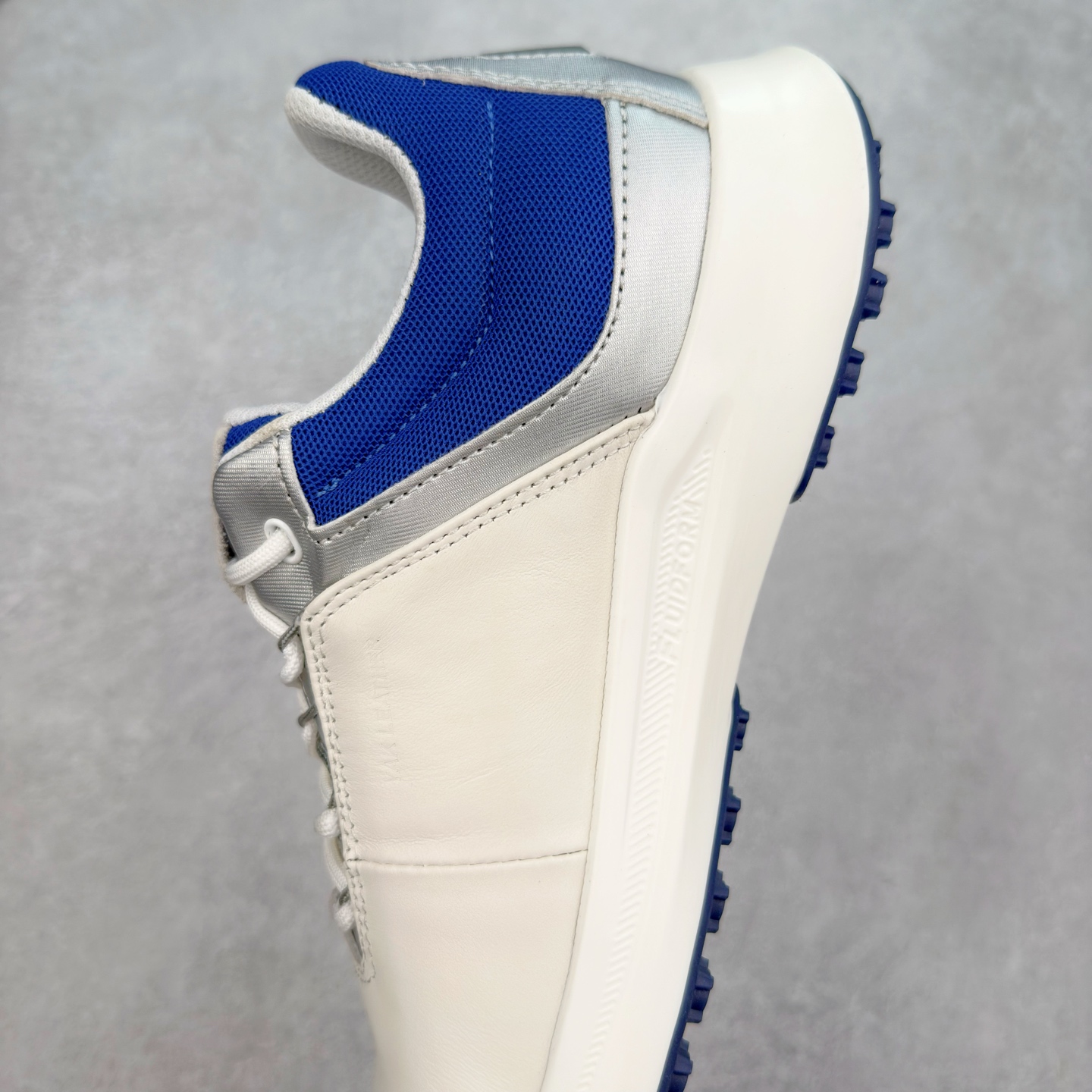 图片[7]-Ecco爱步男鞋新款运动鞋 跑鞋厚底增高老爹鞋 驱动系列全新款式 拼色拼接鞋面 时尚有型 牛皮与纺织品拼接 脚感舒适 出街有型 贴心套脚系带设计 舒适包裹双足 柔软细腻，亲肤透气 以摩托车粗犷胎纹为灵感 PU大底提供牵引性和支撑性 耐磨防滑提升稳定性 轻盈鞋底 舒适耐穿 户外出行 肆意洒脱 尺码：38 39 40 41 42 43 44（皮鞋码）-选品中心