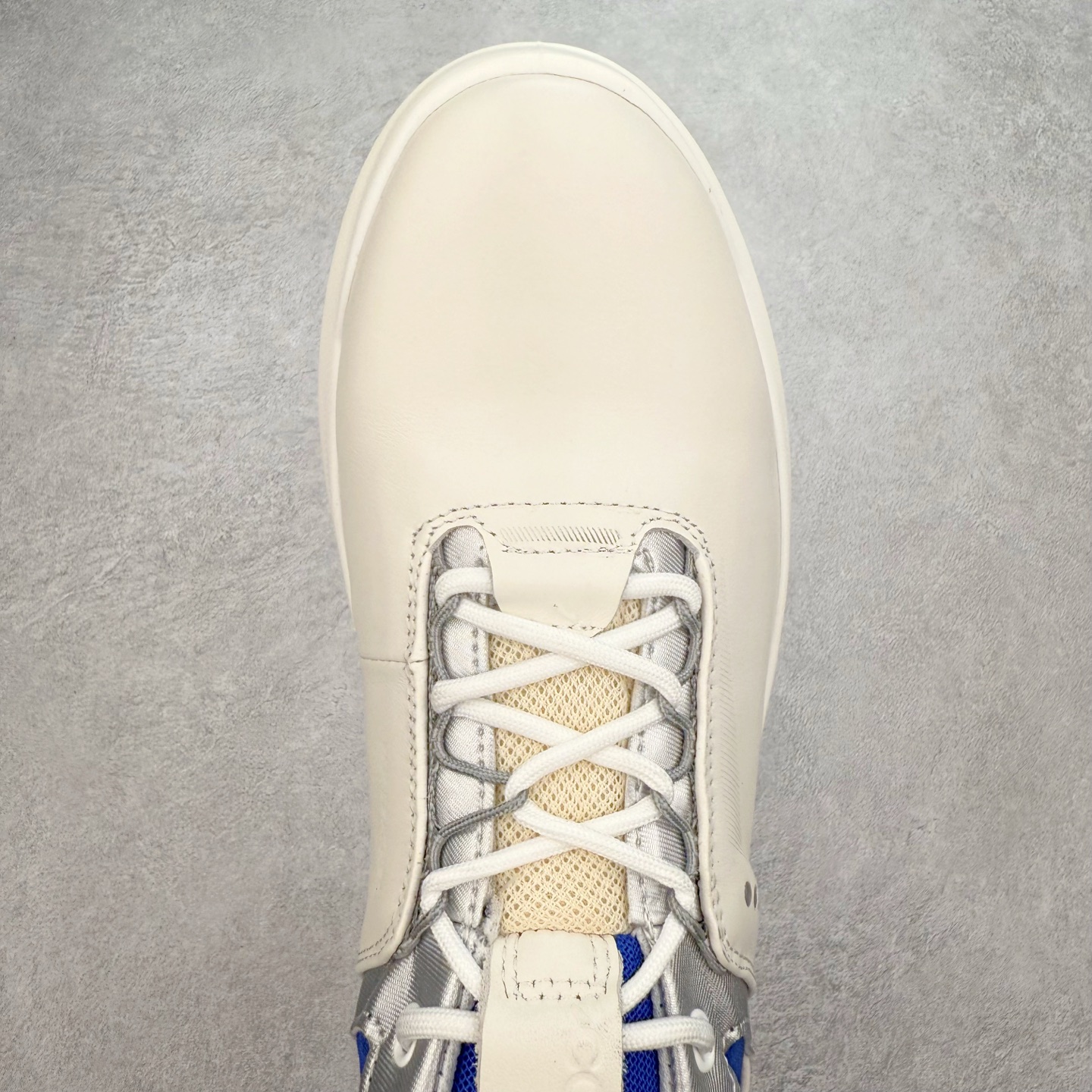 图片[4]-Ecco爱步男鞋新款运动鞋 跑鞋厚底增高老爹鞋 驱动系列全新款式 拼色拼接鞋面 时尚有型 牛皮与纺织品拼接 脚感舒适 出街有型 贴心套脚系带设计 舒适包裹双足 柔软细腻，亲肤透气 以摩托车粗犷胎纹为灵感 PU大底提供牵引性和支撑性 耐磨防滑提升稳定性 轻盈鞋底 舒适耐穿 户外出行 肆意洒脱 尺码：38 39 40 41 42 43 44（皮鞋码）-选品中心