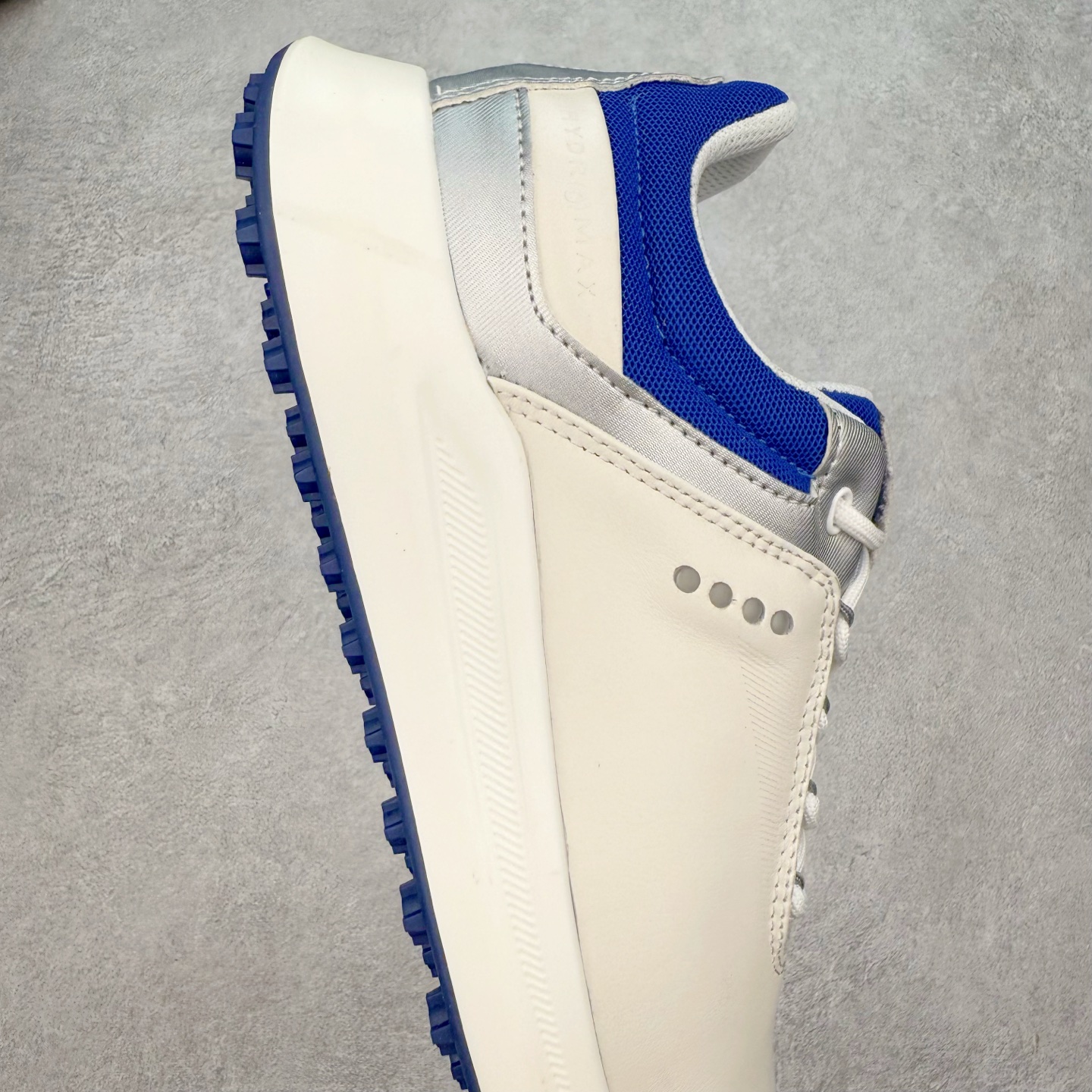 图片[6]-Ecco爱步男鞋新款运动鞋 跑鞋厚底增高老爹鞋 驱动系列全新款式 拼色拼接鞋面 时尚有型 牛皮与纺织品拼接 脚感舒适 出街有型 贴心套脚系带设计 舒适包裹双足 柔软细腻，亲肤透气 以摩托车粗犷胎纹为灵感 PU大底提供牵引性和支撑性 耐磨防滑提升稳定性 轻盈鞋底 舒适耐穿 户外出行 肆意洒脱 尺码：38 39 40 41 42 43 44（皮鞋码）-选品中心