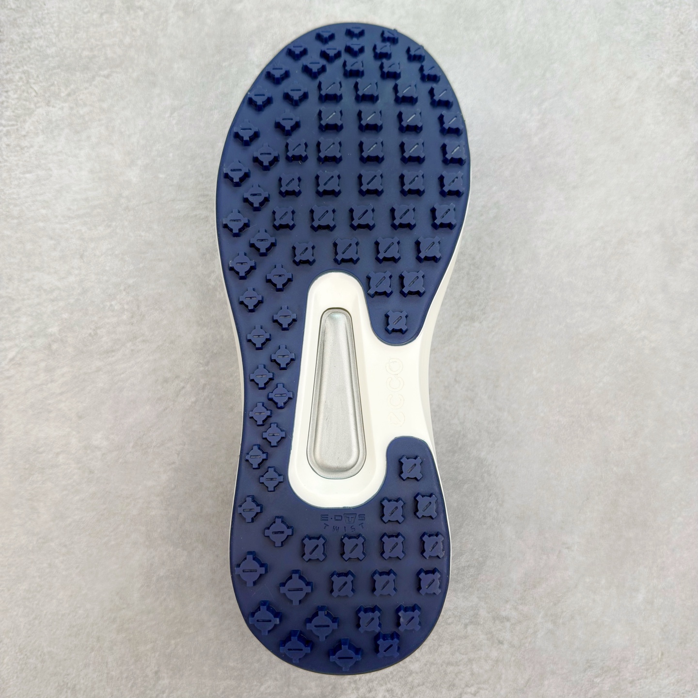 图片[9]-Ecco爱步男鞋新款运动鞋 跑鞋厚底增高老爹鞋 驱动系列全新款式 拼色拼接鞋面 时尚有型 牛皮与纺织品拼接 脚感舒适 出街有型 贴心套脚系带设计 舒适包裹双足 柔软细腻，亲肤透气 以摩托车粗犷胎纹为灵感 PU大底提供牵引性和支撑性 耐磨防滑提升稳定性 轻盈鞋底 舒适耐穿 户外出行 肆意洒脱 尺码：38 39 40 41 42 43 44（皮鞋码）-选品中心