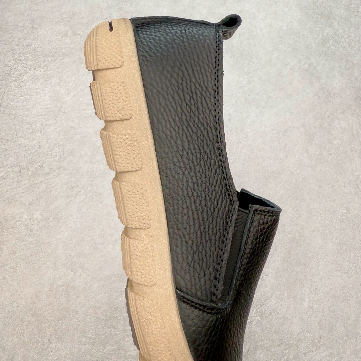 图片[6]-Ecco爱步男鞋新款运动鞋 跑鞋厚底增高老爹鞋 驱动系列全新款式 拼色拼接鞋面 时尚有型 牛皮与纺织品拼接 脚感舒适 出街有型 贴心套脚系带设计 舒适包裹双足 柔软细腻，亲肤透气 以摩托车粗犷胎纹为灵感 PU大底提供牵引性和支撑性 耐磨防滑提升稳定性 轻盈鞋底 舒适耐穿 户外出行 肆意洒脱 尺码：38 39 40 41 42 43 44（皮鞋码）-选品中心