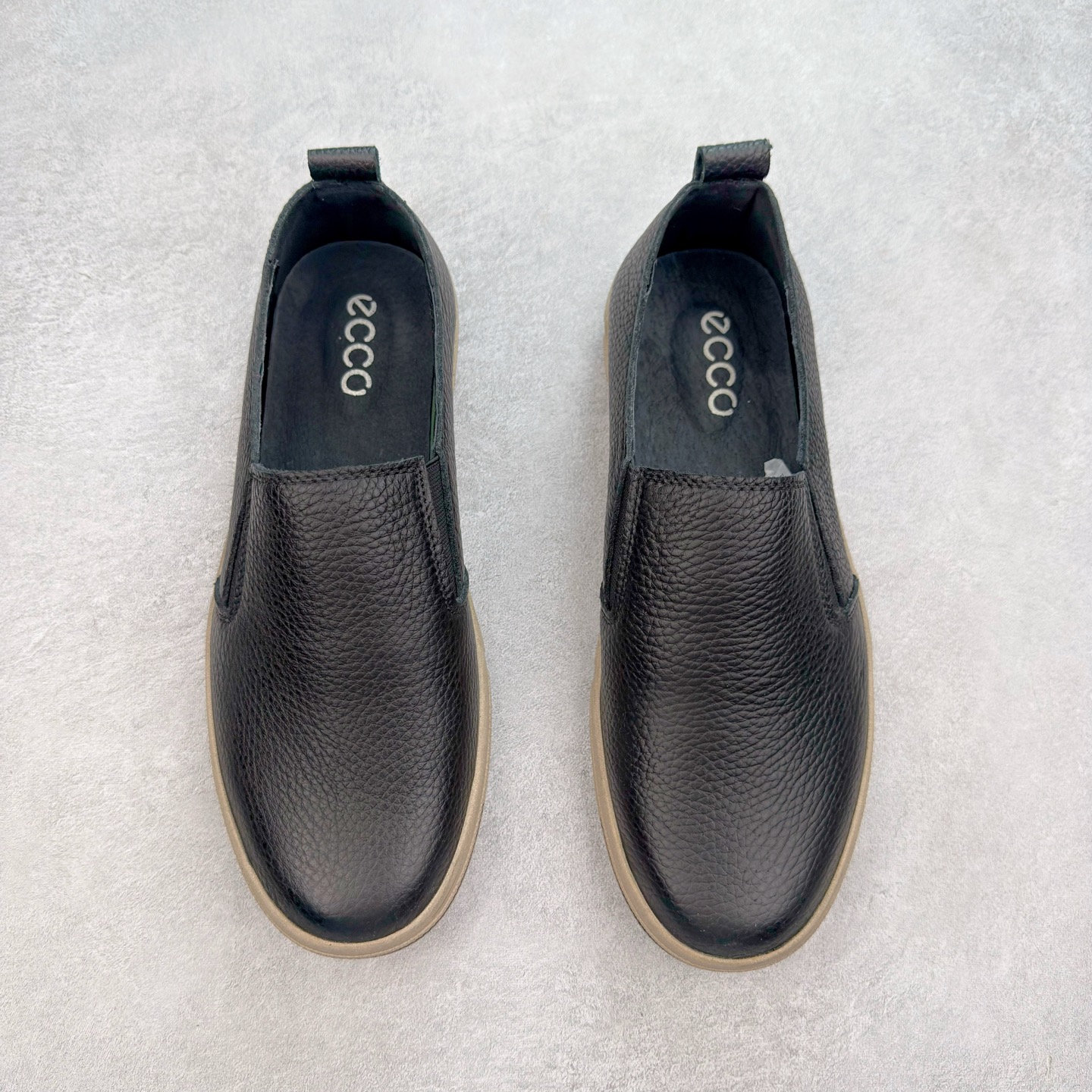 图片[2]-Ecco爱步男鞋新款运动鞋 跑鞋厚底增高老爹鞋 驱动系列全新款式 拼色拼接鞋面 时尚有型 牛皮与纺织品拼接 脚感舒适 出街有型 贴心套脚系带设计 舒适包裹双足 柔软细腻，亲肤透气 以摩托车粗犷胎纹为灵感 PU大底提供牵引性和支撑性 耐磨防滑提升稳定性 轻盈鞋底 舒适耐穿 户外出行 肆意洒脱 尺码：38 39 40 41 42 43 44（皮鞋码）-选品中心