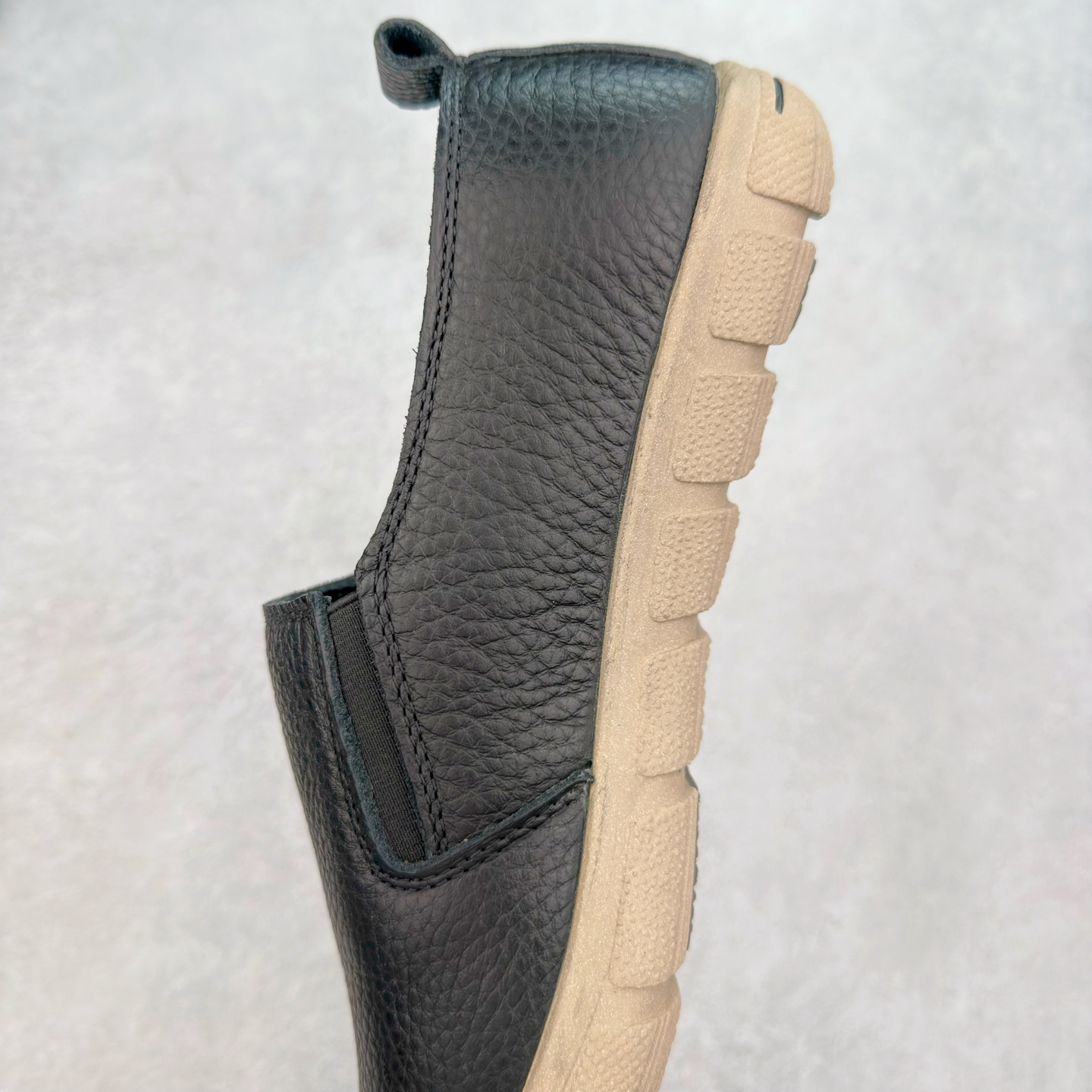 图片[7]-Ecco爱步男鞋新款运动鞋 跑鞋厚底增高老爹鞋 驱动系列全新款式 拼色拼接鞋面 时尚有型 牛皮与纺织品拼接 脚感舒适 出街有型 贴心套脚系带设计 舒适包裹双足 柔软细腻，亲肤透气 以摩托车粗犷胎纹为灵感 PU大底提供牵引性和支撑性 耐磨防滑提升稳定性 轻盈鞋底 舒适耐穿 户外出行 肆意洒脱 尺码：38 39 40 41 42 43 44（皮鞋码）-选品中心