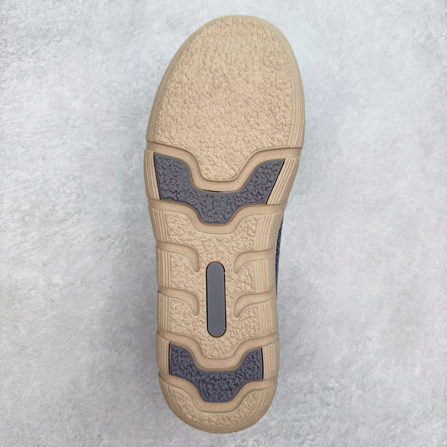 图片[9]-Ecco爱步男鞋新款运动鞋 跑鞋厚底增高老爹鞋 驱动系列全新款式 拼色拼接鞋面 时尚有型 牛皮与纺织品拼接 脚感舒适 出街有型 贴心套脚系带设计 舒适包裹双足 柔软细腻，亲肤透气 以摩托车粗犷胎纹为灵感 PU大底提供牵引性和支撑性 耐磨防滑提升稳定性 轻盈鞋底 舒适耐穿 户外出行 肆意洒脱 尺码：38 39 40 41 42 43 44（皮鞋码）-选品中心