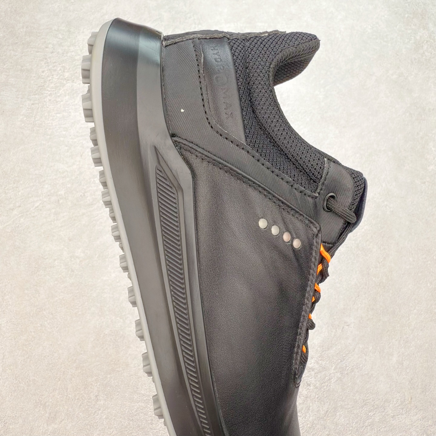 图片[6]-Ecco爱步男鞋新款运动鞋 跑鞋厚底增高老爹鞋 驱动系列全新款式 拼色拼接鞋面 时尚有型 牛皮与纺织品拼接 脚感舒适 出街有型 贴心套脚系带设计 舒适包裹双足 柔软细腻，亲肤透气 以摩托车粗犷胎纹为灵感 PU大底提供牵引性和支撑性 耐磨防滑提升稳定性 轻盈鞋底 舒适耐穿 户外出行 肆意洒脱 尺码：38 39 40 41 42 43 44（皮鞋码）-选品中心