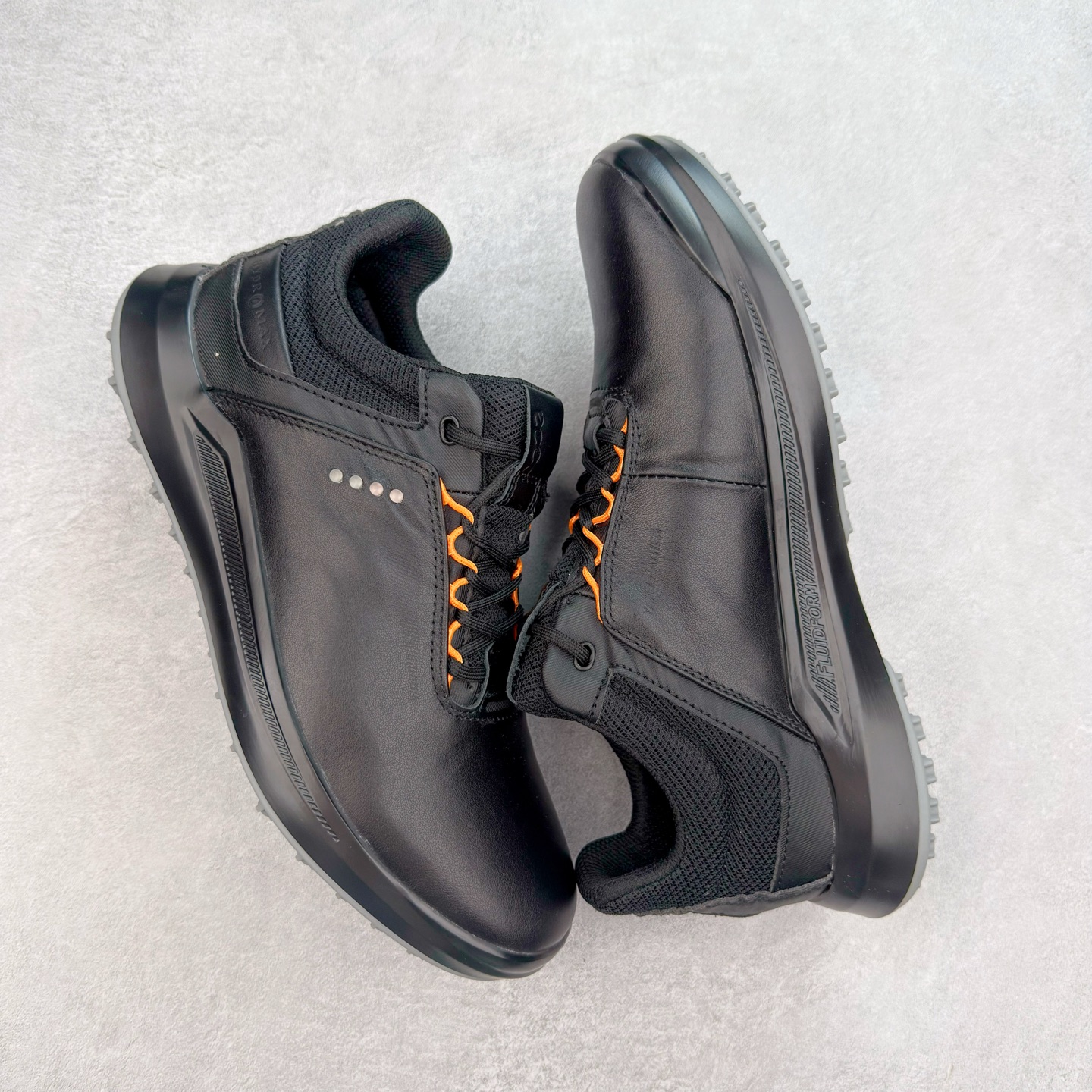 图片[3]-Ecco爱步男鞋新款运动鞋 跑鞋厚底增高老爹鞋 驱动系列全新款式 拼色拼接鞋面 时尚有型 牛皮与纺织品拼接 脚感舒适 出街有型 贴心套脚系带设计 舒适包裹双足 柔软细腻，亲肤透气 以摩托车粗犷胎纹为灵感 PU大底提供牵引性和支撑性 耐磨防滑提升稳定性 轻盈鞋底 舒适耐穿 户外出行 肆意洒脱 尺码：38 39 40 41 42 43 44（皮鞋码）-选品中心