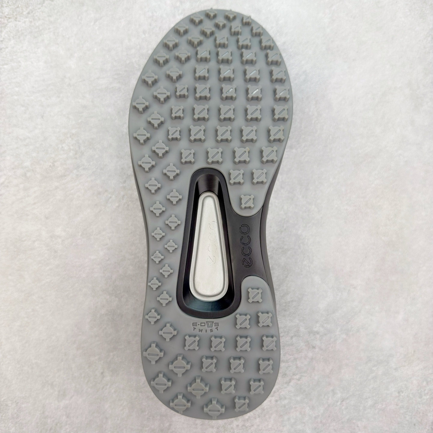 图片[9]-Ecco爱步男鞋新款运动鞋 跑鞋厚底增高老爹鞋 驱动系列全新款式 拼色拼接鞋面 时尚有型 牛皮与纺织品拼接 脚感舒适 出街有型 贴心套脚系带设计 舒适包裹双足 柔软细腻，亲肤透气 以摩托车粗犷胎纹为灵感 PU大底提供牵引性和支撑性 耐磨防滑提升稳定性 轻盈鞋底 舒适耐穿 户外出行 肆意洒脱 尺码：38 39 40 41 42 43 44（皮鞋码）-选品中心