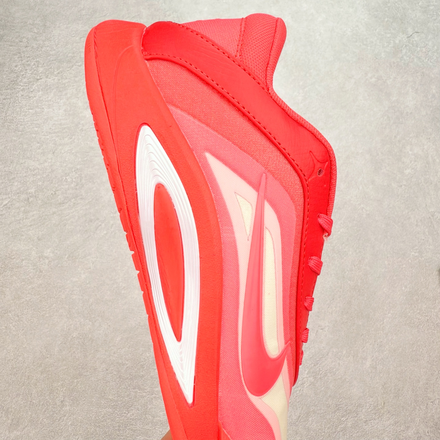 图片[6]-Nike A\’One 舒适百搭防滑耐磨低帮篮球鞋 FZ8605-309 鞋款的主人正是当今 WNBA 现役第一人阿贾·威尔逊。鞋款被命名为 Nike A’One，结合了代目和阿贾的名字，显得十分巧妙。这双鞋历经两年多的精心研发，采用先进的 Cushlon ST2 泡棉技术，提供灵敏的缓震性能，并对抓地力进行了全面革新，确保运动员在球场上能够平稳、迅速地移动。透气网眼鞋面为运动员提供了顶级的支撑效果，非常适合那些勇于挑战极限的球场勇士。尺码：40 40.5 41 42 42.5 43 44 44.5 45 46-选品中心