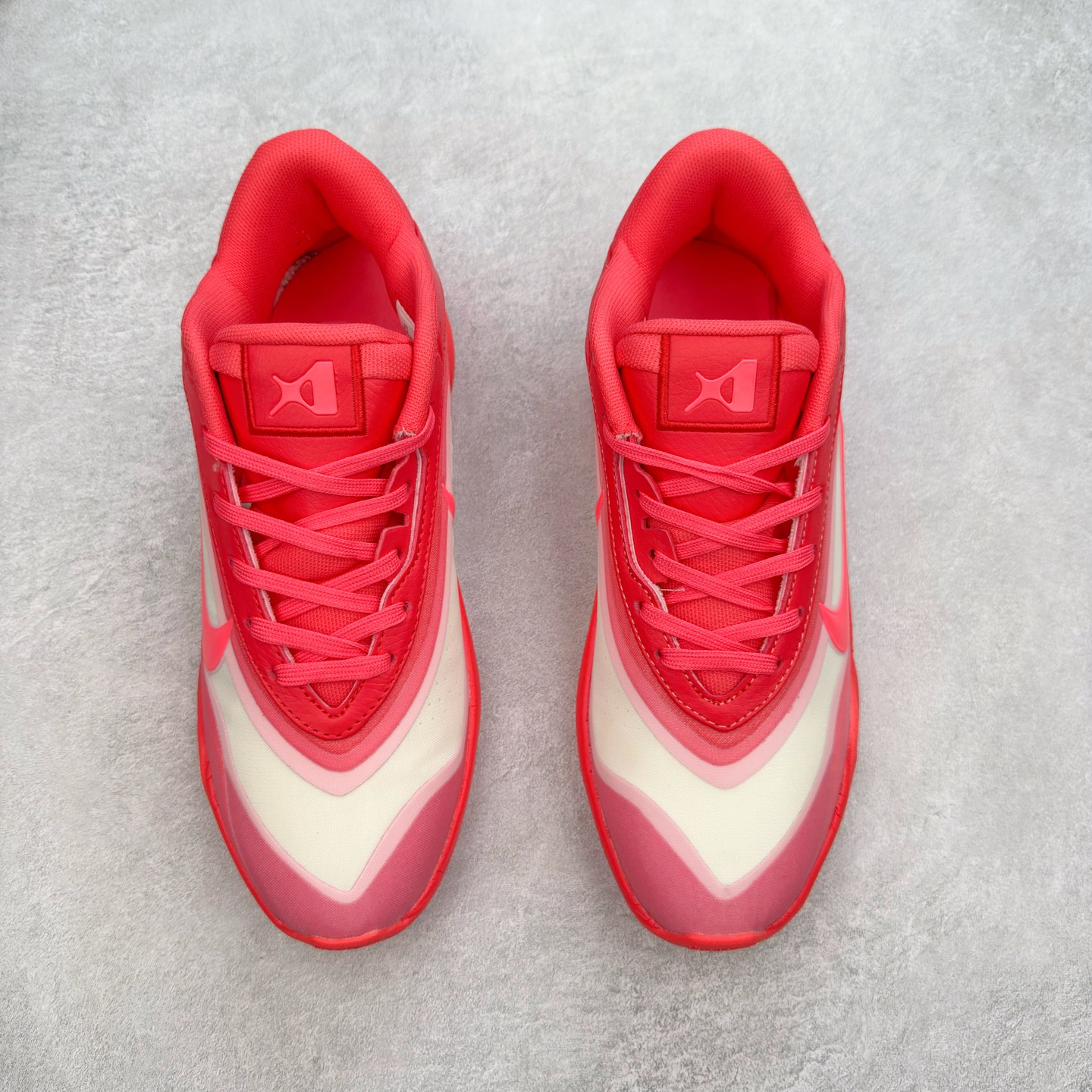 图片[2]-Nike A\’One 舒适百搭防滑耐磨低帮篮球鞋 FZ8605-309 鞋款的主人正是当今 WNBA 现役第一人阿贾·威尔逊。鞋款被命名为 Nike A’One，结合了代目和阿贾的名字，显得十分巧妙。这双鞋历经两年多的精心研发，采用先进的 Cushlon ST2 泡棉技术，提供灵敏的缓震性能，并对抓地力进行了全面革新，确保运动员在球场上能够平稳、迅速地移动。透气网眼鞋面为运动员提供了顶级的支撑效果，非常适合那些勇于挑战极限的球场勇士。尺码：40 40.5 41 42 42.5 43 44 44.5 45 46-选品中心