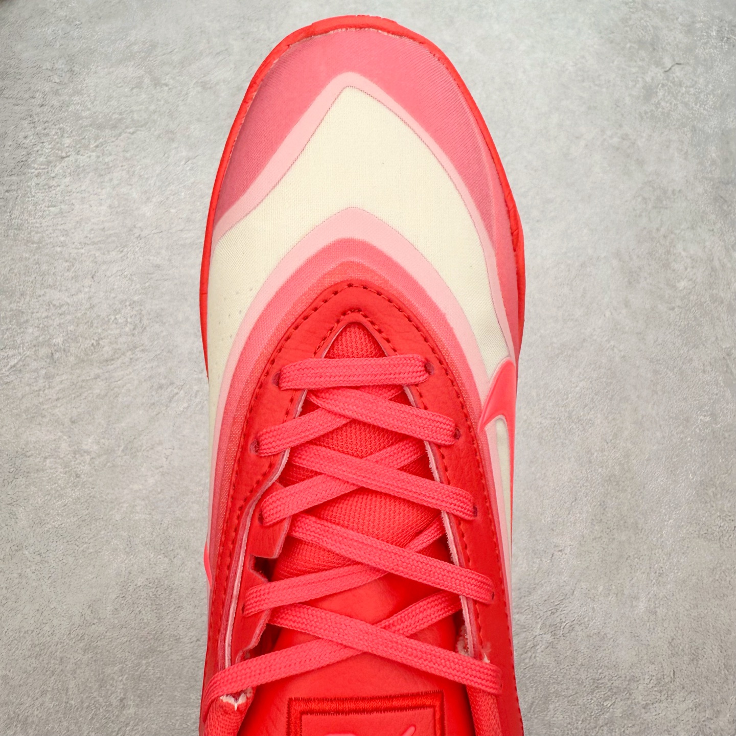 图片[4]-Nike A\’One 舒适百搭防滑耐磨低帮篮球鞋 FZ8605-309 鞋款的主人正是当今 WNBA 现役第一人阿贾·威尔逊。鞋款被命名为 Nike A’One，结合了代目和阿贾的名字，显得十分巧妙。这双鞋历经两年多的精心研发，采用先进的 Cushlon ST2 泡棉技术，提供灵敏的缓震性能，并对抓地力进行了全面革新，确保运动员在球场上能够平稳、迅速地移动。透气网眼鞋面为运动员提供了顶级的支撑效果，非常适合那些勇于挑战极限的球场勇士。尺码：40 40.5 41 42 42.5 43 44 44.5 45 46-选品中心