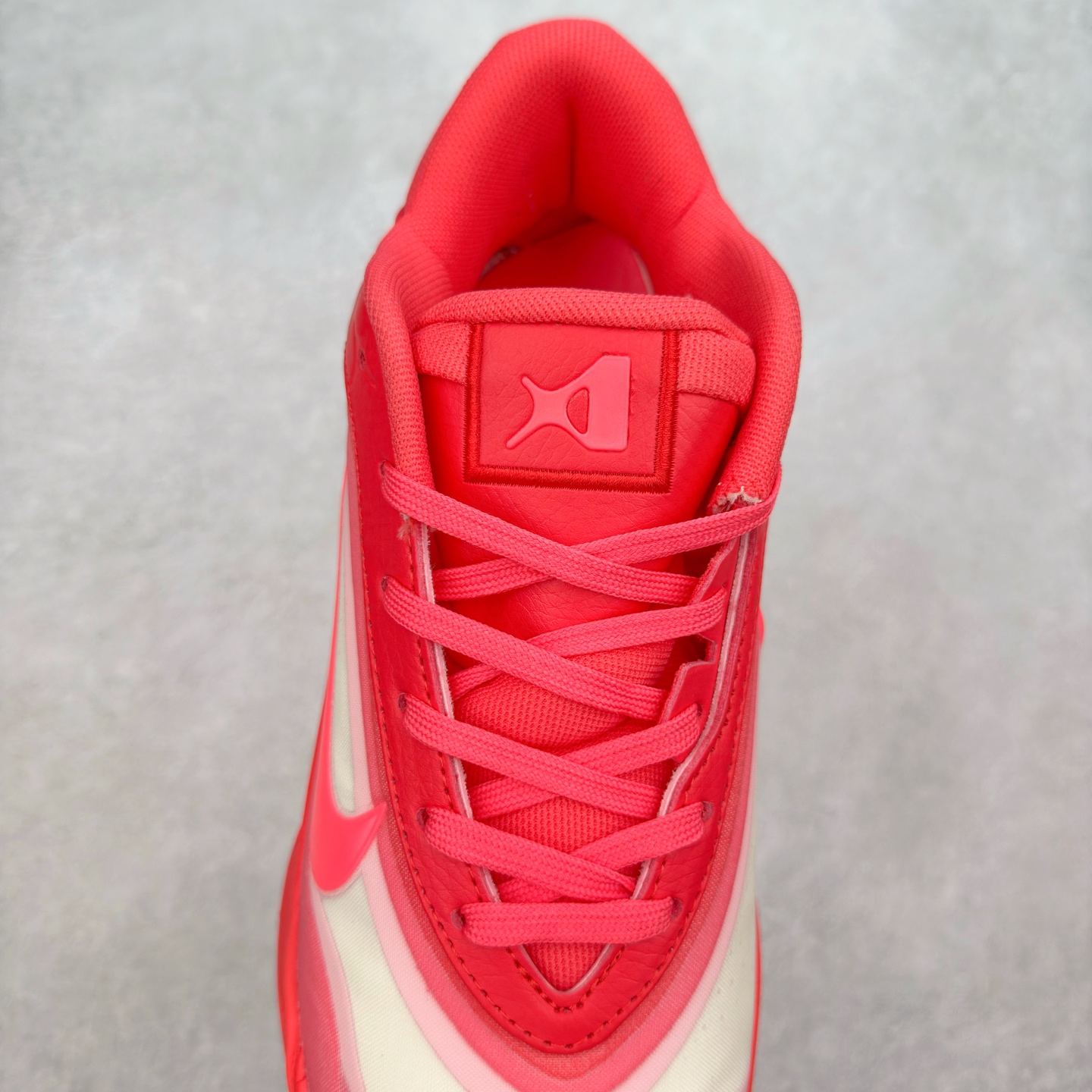 图片[5]-Nike A\’One 舒适百搭防滑耐磨低帮篮球鞋 FZ8605-309 鞋款的主人正是当今 WNBA 现役第一人阿贾·威尔逊。鞋款被命名为 Nike A’One，结合了代目和阿贾的名字，显得十分巧妙。这双鞋历经两年多的精心研发，采用先进的 Cushlon ST2 泡棉技术，提供灵敏的缓震性能，并对抓地力进行了全面革新，确保运动员在球场上能够平稳、迅速地移动。透气网眼鞋面为运动员提供了顶级的支撑效果，非常适合那些勇于挑战极限的球场勇士。尺码：40 40.5 41 42 42.5 43 44 44.5 45 46-选品中心