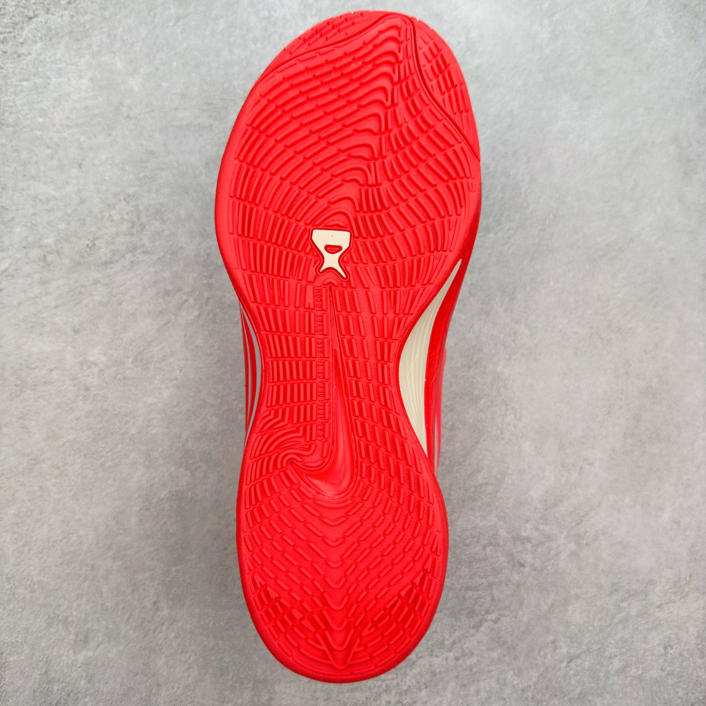 图片[9]-Nike A\’One 舒适百搭防滑耐磨低帮篮球鞋 FZ8605-309 鞋款的主人正是当今 WNBA 现役第一人阿贾·威尔逊。鞋款被命名为 Nike A’One，结合了代目和阿贾的名字，显得十分巧妙。这双鞋历经两年多的精心研发，采用先进的 Cushlon ST2 泡棉技术，提供灵敏的缓震性能，并对抓地力进行了全面革新，确保运动员在球场上能够平稳、迅速地移动。透气网眼鞋面为运动员提供了顶级的支撑效果，非常适合那些勇于挑战极限的球场勇士。尺码：40 40.5 41 42 42.5 43 44 44.5 45 46-选品中心