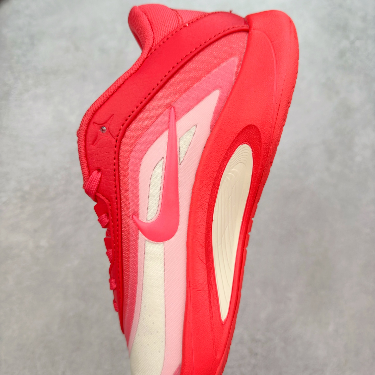 图片[7]-Nike A\’One 舒适百搭防滑耐磨低帮篮球鞋 FZ8605-309 鞋款的主人正是当今 WNBA 现役第一人阿贾·威尔逊。鞋款被命名为 Nike A’One，结合了代目和阿贾的名字，显得十分巧妙。这双鞋历经两年多的精心研发，采用先进的 Cushlon ST2 泡棉技术，提供灵敏的缓震性能，并对抓地力进行了全面革新，确保运动员在球场上能够平稳、迅速地移动。透气网眼鞋面为运动员提供了顶级的支撑效果，非常适合那些勇于挑战极限的球场勇士。尺码：40 40.5 41 42 42.5 43 44 44.5 45 46-选品中心