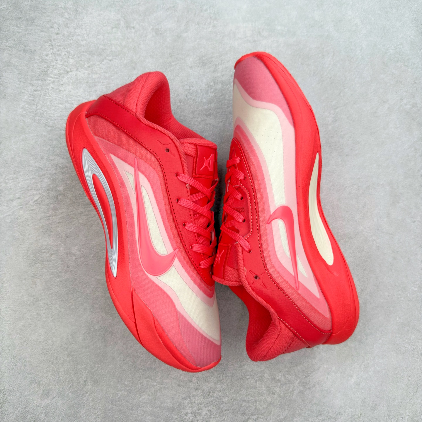 图片[3]-Nike A\’One 舒适百搭防滑耐磨低帮篮球鞋 FZ8605-309 鞋款的主人正是当今 WNBA 现役第一人阿贾·威尔逊。鞋款被命名为 Nike A’One，结合了代目和阿贾的名字，显得十分巧妙。这双鞋历经两年多的精心研发，采用先进的 Cushlon ST2 泡棉技术，提供灵敏的缓震性能，并对抓地力进行了全面革新，确保运动员在球场上能够平稳、迅速地移动。透气网眼鞋面为运动员提供了顶级的支撑效果，非常适合那些勇于挑战极限的球场勇士。尺码：40 40.5 41 42 42.5 43 44 44.5 45 46-选品中心