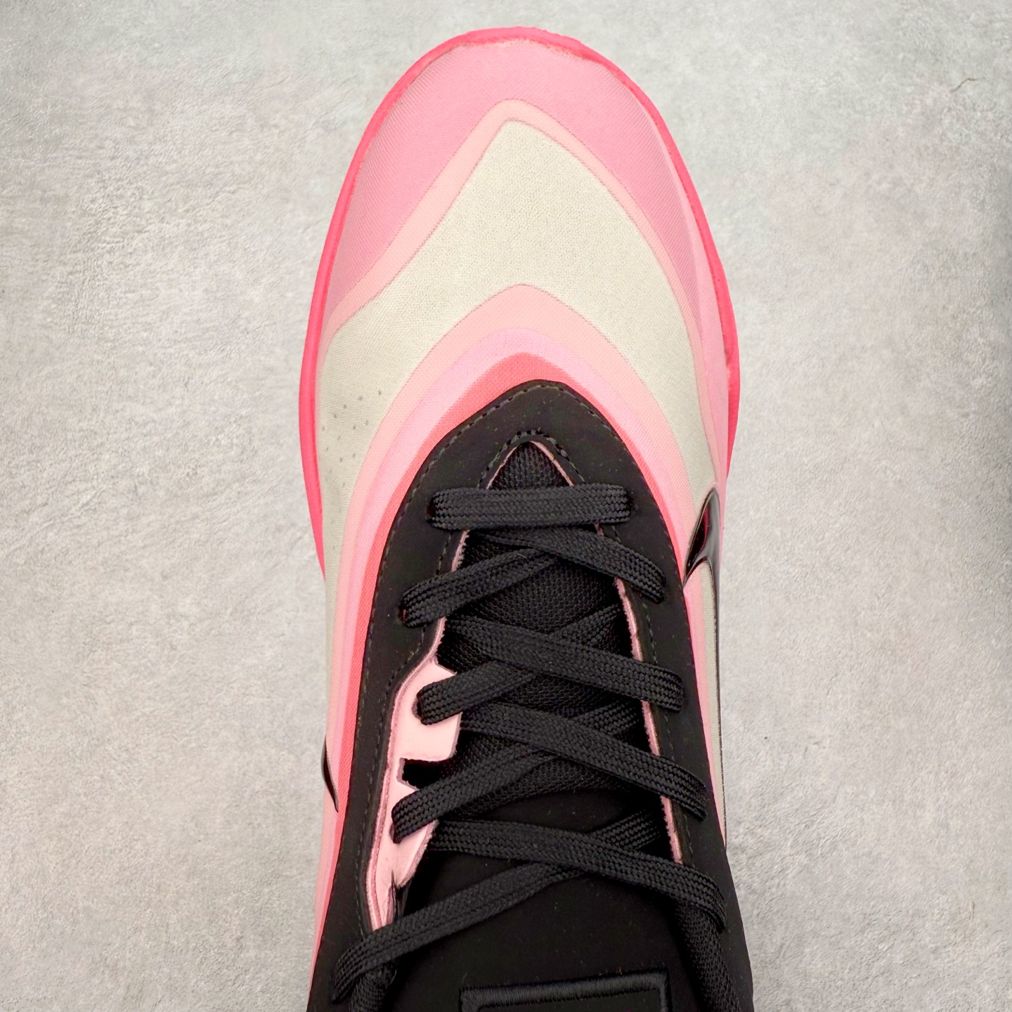 图片[4]-Nike A\’One 舒适百搭防滑耐磨低帮篮球鞋 FZ8605-016 鞋款的主人正是当今 WNBA 现役第一人阿贾·威尔逊。鞋款被命名为 Nike A’One，结合了代目和阿贾的名字，显得十分巧妙。这双鞋历经两年多的精心研发，采用先进的 Cushlon ST2 泡棉技术，提供灵敏的缓震性能，并对抓地力进行了全面革新，确保运动员在球场上能够平稳、迅速地移动。透气网眼鞋面为运动员提供了顶级的支撑效果，非常适合那些勇于挑战极限的球场勇士。尺码：40 40.5 41 42 42.5 43 44 44.5 45 46-选品中心