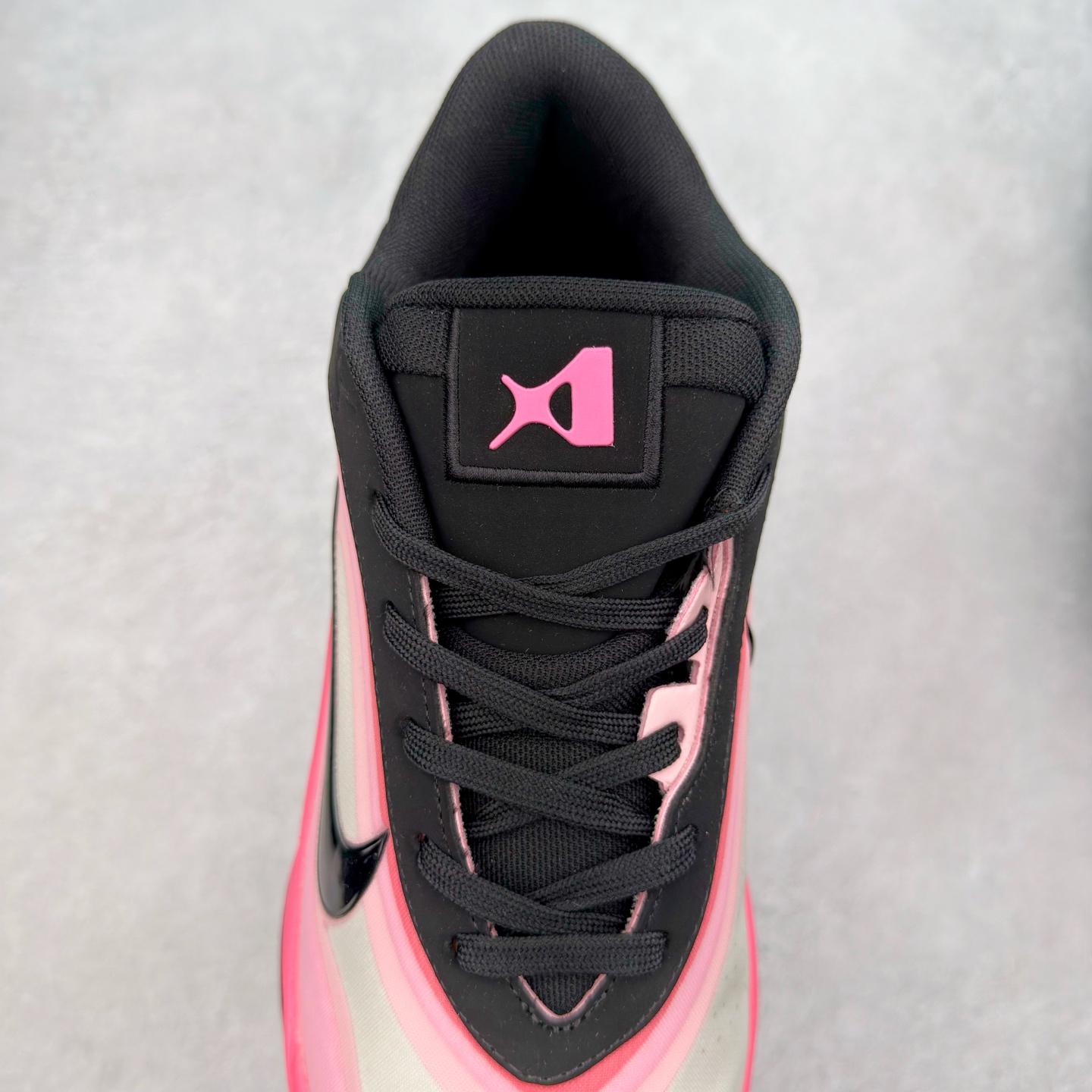 图片[5]-Nike A\’One 舒适百搭防滑耐磨低帮篮球鞋 FZ8605-016 鞋款的主人正是当今 WNBA 现役第一人阿贾·威尔逊。鞋款被命名为 Nike A’One，结合了代目和阿贾的名字，显得十分巧妙。这双鞋历经两年多的精心研发，采用先进的 Cushlon ST2 泡棉技术，提供灵敏的缓震性能，并对抓地力进行了全面革新，确保运动员在球场上能够平稳、迅速地移动。透气网眼鞋面为运动员提供了顶级的支撑效果，非常适合那些勇于挑战极限的球场勇士。尺码：40 40.5 41 42 42.5 43 44 44.5 45 46-选品中心