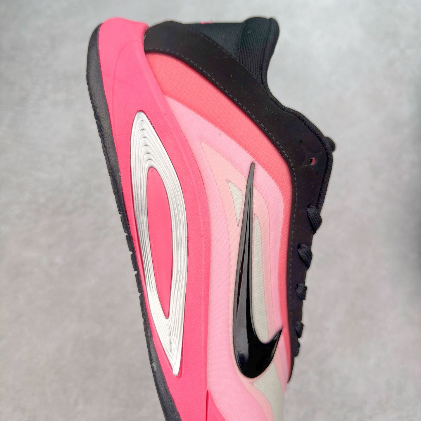 图片[6]-Nike A\’One 舒适百搭防滑耐磨低帮篮球鞋 FZ8605-016 鞋款的主人正是当今 WNBA 现役第一人阿贾·威尔逊。鞋款被命名为 Nike A’One，结合了代目和阿贾的名字，显得十分巧妙。这双鞋历经两年多的精心研发，采用先进的 Cushlon ST2 泡棉技术，提供灵敏的缓震性能，并对抓地力进行了全面革新，确保运动员在球场上能够平稳、迅速地移动。透气网眼鞋面为运动员提供了顶级的支撑效果，非常适合那些勇于挑战极限的球场勇士。尺码：40 40.5 41 42 42.5 43 44 44.5 45 46-选品中心