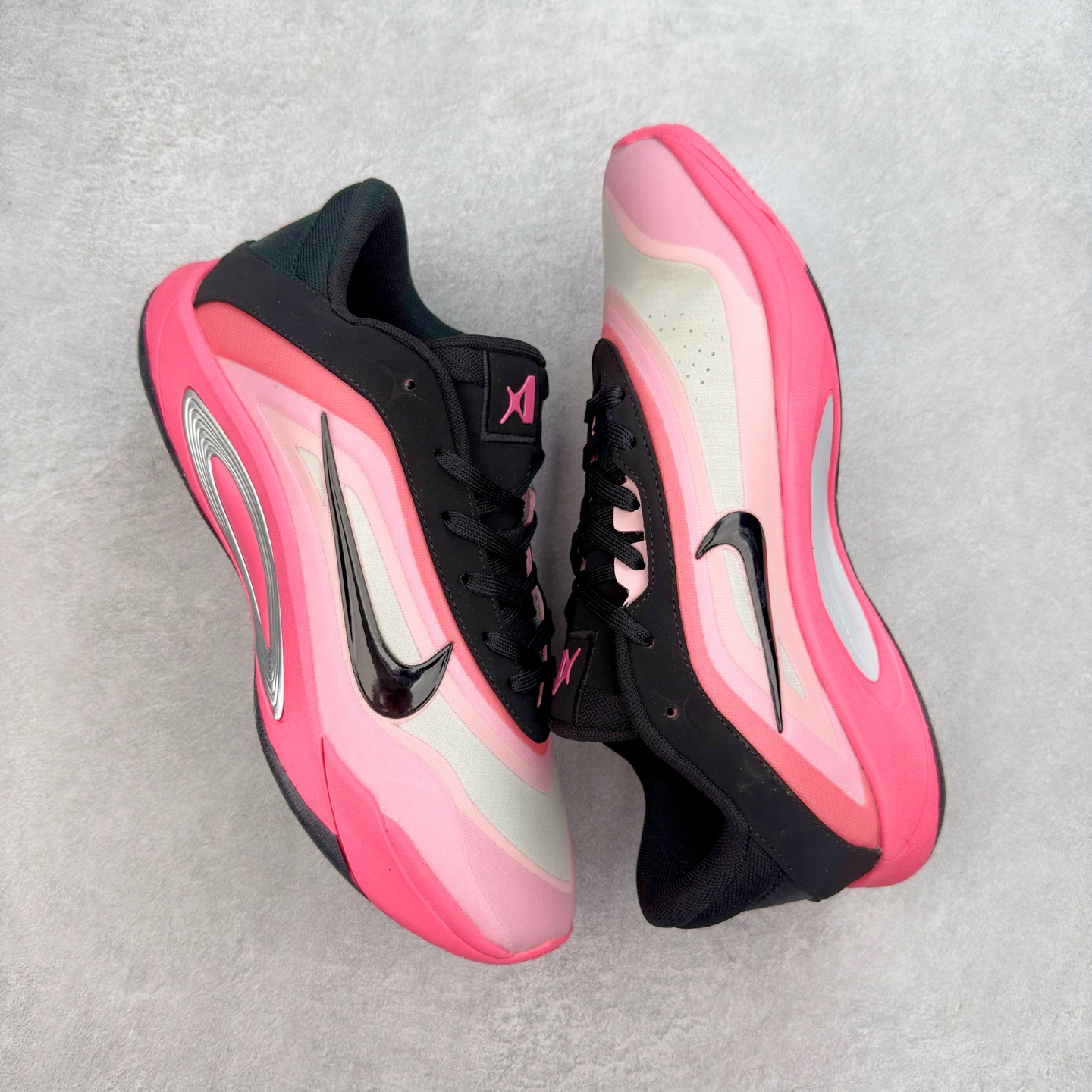 图片[3]-Nike A\’One 舒适百搭防滑耐磨低帮篮球鞋 FZ8605-016 鞋款的主人正是当今 WNBA 现役第一人阿贾·威尔逊。鞋款被命名为 Nike A’One，结合了代目和阿贾的名字，显得十分巧妙。这双鞋历经两年多的精心研发，采用先进的 Cushlon ST2 泡棉技术，提供灵敏的缓震性能，并对抓地力进行了全面革新，确保运动员在球场上能够平稳、迅速地移动。透气网眼鞋面为运动员提供了顶级的支撑效果，非常适合那些勇于挑战极限的球场勇士。尺码：40 40.5 41 42 42.5 43 44 44.5 45 46-选品中心