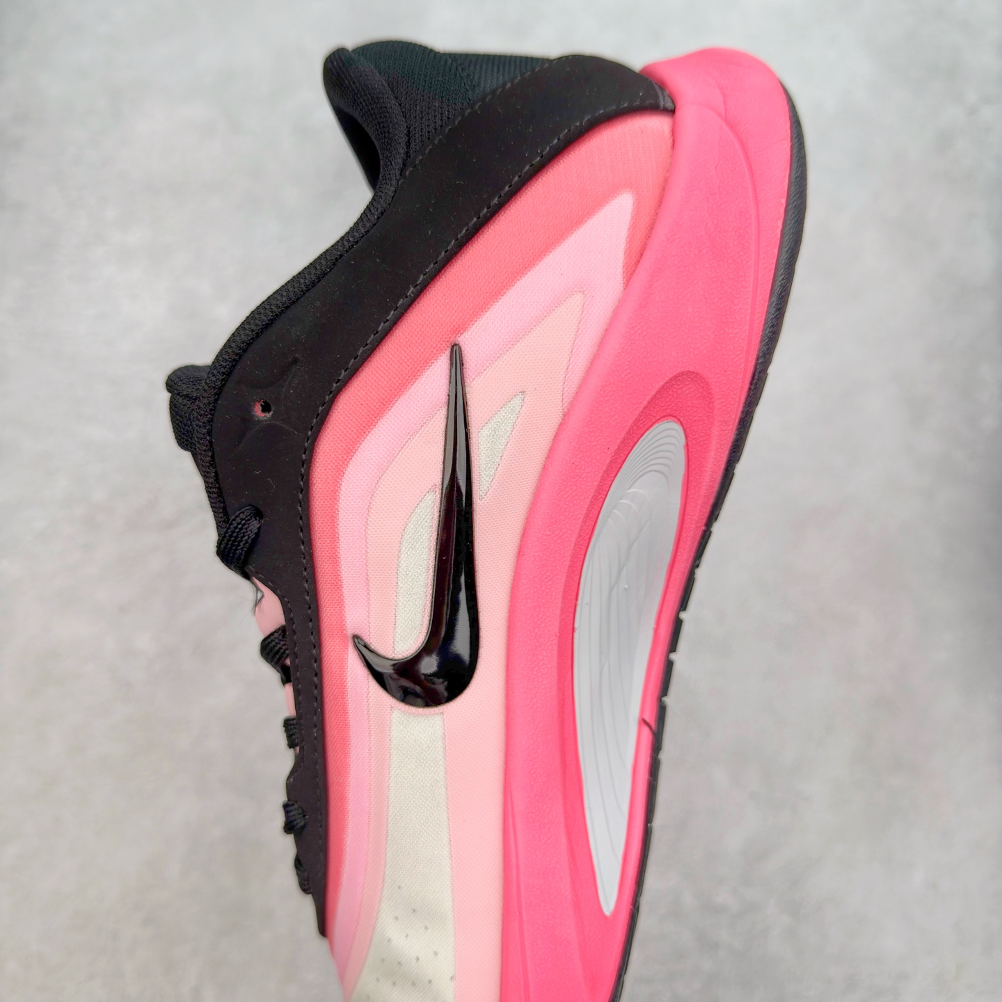 图片[7]-Nike A\’One 舒适百搭防滑耐磨低帮篮球鞋 FZ8605-016 鞋款的主人正是当今 WNBA 现役第一人阿贾·威尔逊。鞋款被命名为 Nike A’One，结合了代目和阿贾的名字，显得十分巧妙。这双鞋历经两年多的精心研发，采用先进的 Cushlon ST2 泡棉技术，提供灵敏的缓震性能，并对抓地力进行了全面革新，确保运动员在球场上能够平稳、迅速地移动。透气网眼鞋面为运动员提供了顶级的支撑效果，非常适合那些勇于挑战极限的球场勇士。尺码：40 40.5 41 42 42.5 43 44 44.5 45 46-选品中心