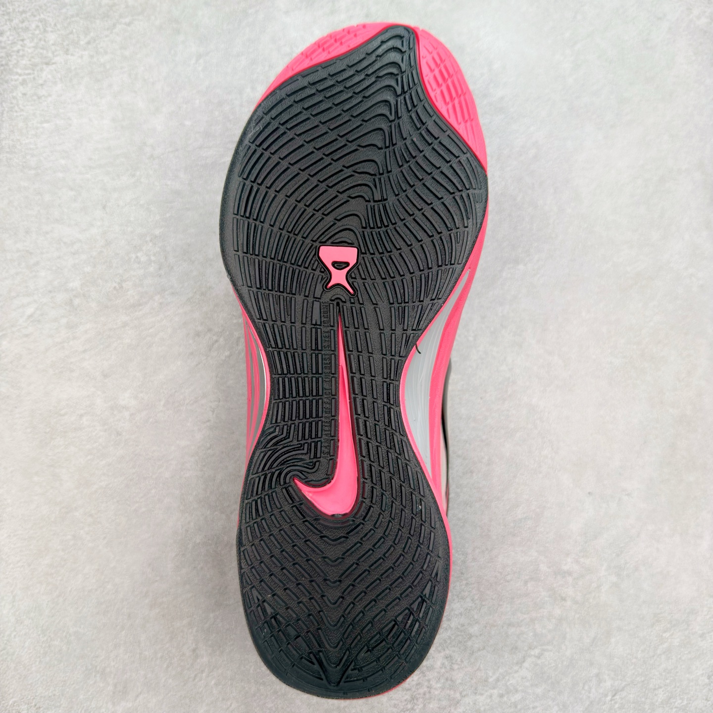 图片[9]-Nike A\’One 舒适百搭防滑耐磨低帮篮球鞋 FZ8605-016 鞋款的主人正是当今 WNBA 现役第一人阿贾·威尔逊。鞋款被命名为 Nike A’One，结合了代目和阿贾的名字，显得十分巧妙。这双鞋历经两年多的精心研发，采用先进的 Cushlon ST2 泡棉技术，提供灵敏的缓震性能，并对抓地力进行了全面革新，确保运动员在球场上能够平稳、迅速地移动。透气网眼鞋面为运动员提供了顶级的支撑效果，非常适合那些勇于挑战极限的球场勇士。尺码：40 40.5 41 42 42.5 43 44 44.5 45 46-选品中心