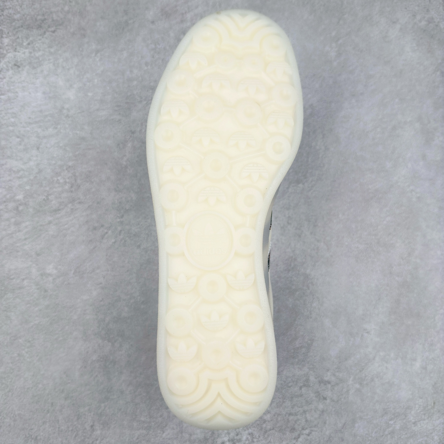 图片[9]-＃C2 AD Gazelle Indoor Trainers 羚羊内训系列低帮复古百搭休闲运动德训风板鞋 DM1234 90年代经典的复刻版！自60年代以足球训练鞋面世以来,Gazelle就以其经典设计席卷全球。1991年版本的复刻,再造经典Gazelle。采用皮革打造,搭配浊色细节,让这款经典更加简约。尺码：36 36⅔ 37⅓ 38 38⅔ 39⅓ 40 40⅔ 41⅓ 42 42⅔ 43⅓ 44⅓ 44⅔ 45-选品中心