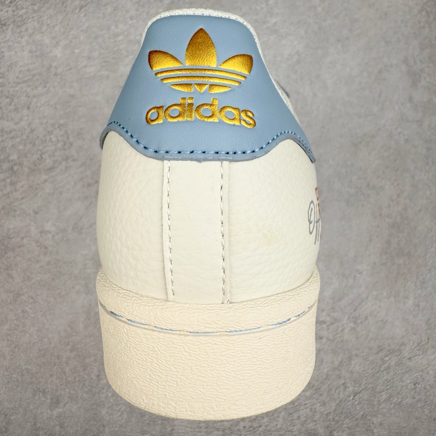 图片[8]-＃C2 AD Originals Superstar 经典复古贝壳头板鞋 SD6812 诞生于1969年 是第一双将全皮面鞋 身与橡胶鞋头结合在一起的低帮篮球鞋 Superstar最开始 是作为高帮篮球鞋Pro Model的低帮版本而出现的 但因为其独特和醒目的橡胶鞋头造型而让大家熟知 被大家形象地称为\\\”shelltoe\\\”贝壳头 在70年代的美国职业篮球场上 接近3/4的NBA球员都将这双Superstar作为场上用鞋 80年代之后 经过不断的改良和发展 Superstar逐渐成为横跨时装、音乐、街头文化、休闲和运动等各大领域的时尚潮鞋 尺码：36 36.5 37 38 38.5 39 40 40.5 41 42 42.5 43 44 44.5 45-选品中心